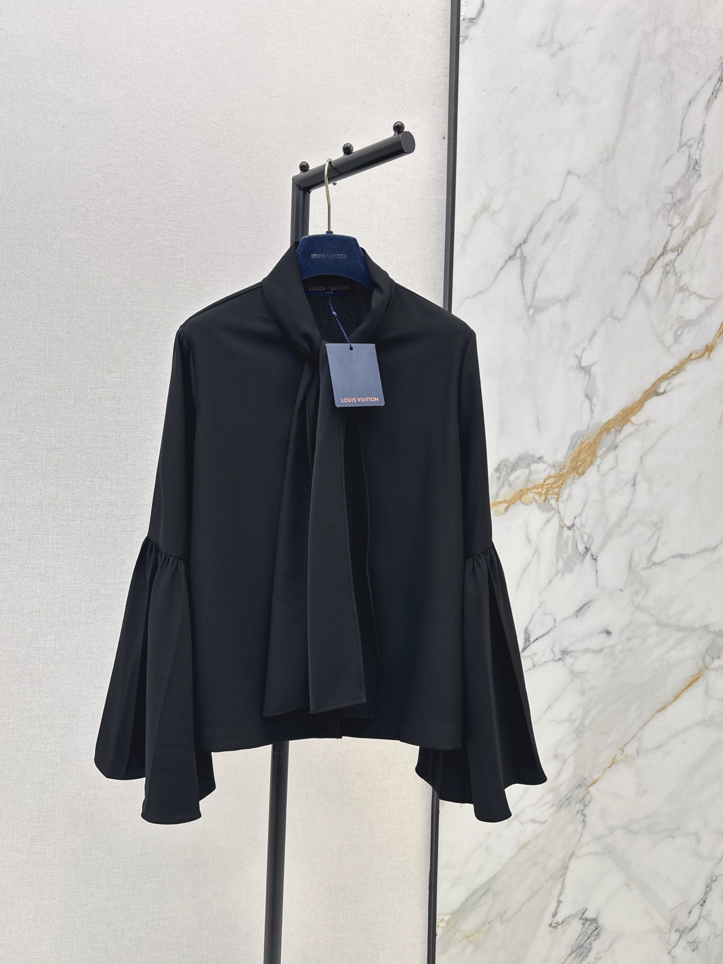 NO:608168,L Family 25Ss————The latest style of ribbon bell sleeve shirt in autumn and winter. Two temperaments can be controlled with one click~Black has a cool lady atmosphere. Off-white is gentle and flatters the skin tone. The collar ribbon has exaggerated bell sleeves. It is sweet and cool but can’t hide the sense of sophistication. Easily adapts to various body shapes. It is very stylish for daily commuting and dating. Two colors are available for sale smlxl, louis vuitton, shirts, alexander wang19860909L家 25Ss————秋冬最新款飘带喇叭袖衬衫 两种气质一键拿捏~黑色自带清冷大小姐氛围感 米白温柔又衬肤色 领口飘带夸张喇叭袖 甜酷又藏不住的精致感 轻松适配各种身形 日常通勤 约会穿都超有格调 两色现货发售smlxl,,louis vuitton,shirts,alexander wang,Women's clothing