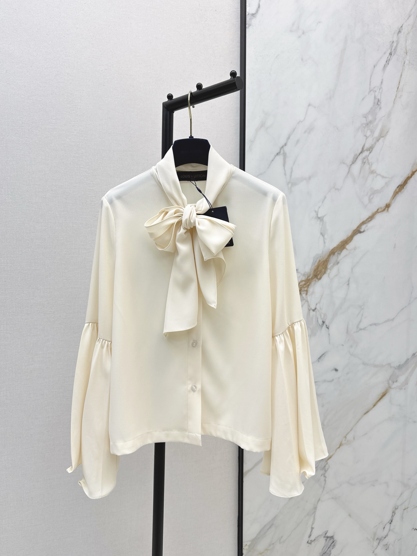 NO:608163,L Family 25Ss————The latest style of ribbon bell sleeve shirt in autumn and winter. Two temperaments can be controlled with one click~Black has a cool lady atmosphere. Off-white is gentle and flatters the skin tone. The collar ribbon has exaggerated bell sleeves. It is sweet and cool but can’t hide the sense of sophistication. Easily adapts to various body shapes. It is very stylish for daily commuting and dating. Two colors are available for sale smlxl, louis vuitton, shirts, alexander wang19860909L家 25Ss————秋冬最新款飘带喇叭袖衬衫 两种气质一键拿捏~黑色自带清冷大小姐氛围感 米白温柔又衬肤色 领口飘带夸张喇叭袖 甜酷又藏不住的精致感 轻松适配各种身形 日常通勤 约会穿都超有格调 两色现货发售smlxl,,louis vuitton,shirts,alexander wang,Women's clothing