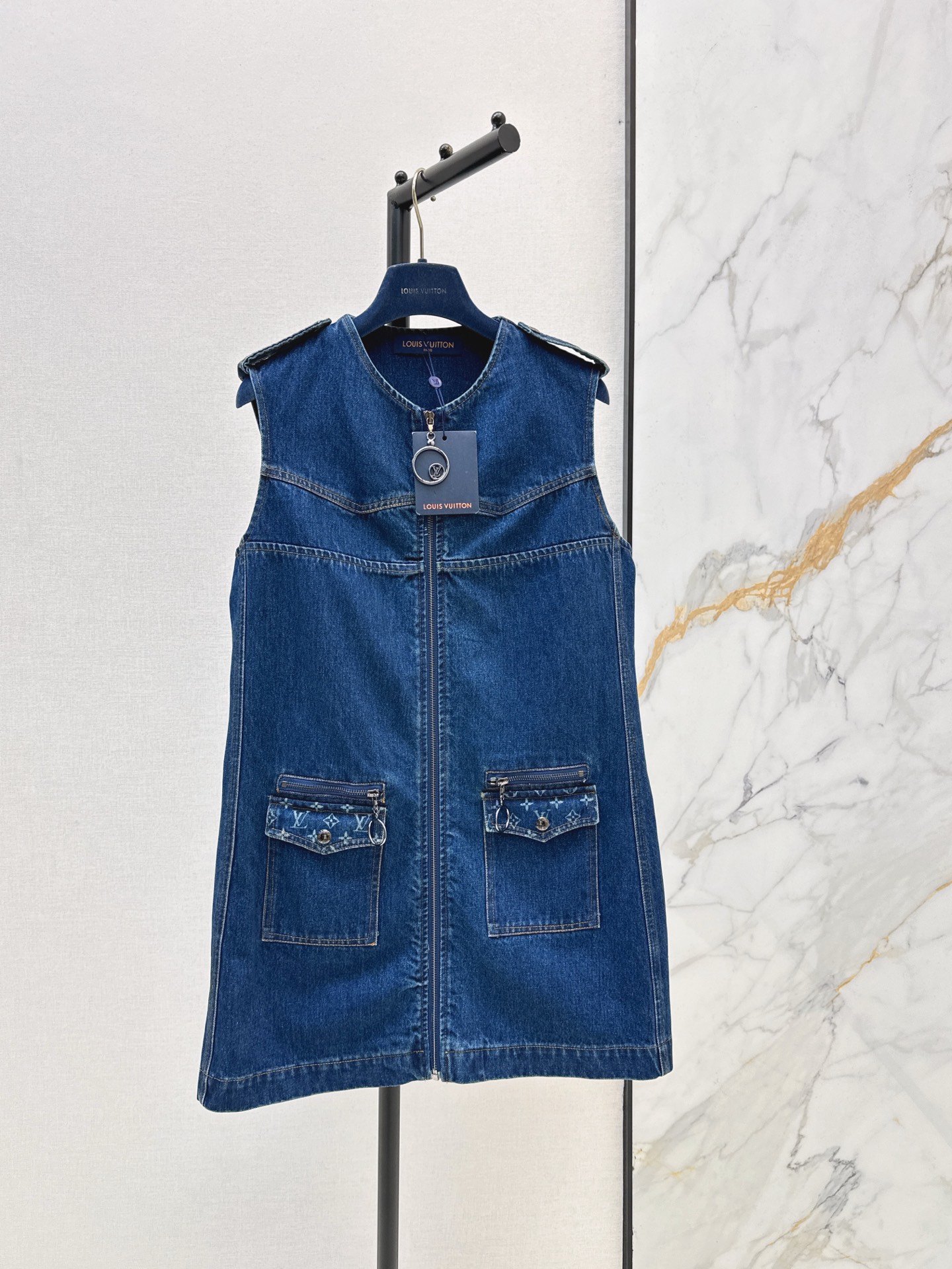 NO:608158,L's 25Ss————The latest denim sleeveless vest dress for autumn and winter. Distressed denim meets old flower details. Cool workwear style brings a high-luxury atmosphere. Metal ring decoration on the zipper placket. The details are full of personality. The A-line shape of the waist hides flesh and shows proportions. It is stylish when worn alone or layered. It is a versatile tool for fashionistas. One color ready for sale smlxl,, louis  vuitton,skirts,alexander wang19860909L家 25Ss————秋冬最新款牛仔无袖马甲连衣裙 做旧牛仔碰撞老花细节 酷飒工装风自带高奢氛围 拉链门襟金属圆环装饰 细节里藏满个性腔调 收腰A字版型藏肉又显比例 单穿或叠搭内搭都超有范儿 是时髦精的百搭利器 一色现货发售smlxl,,louis vuitton,skirts,alexander wang,Women's clothing