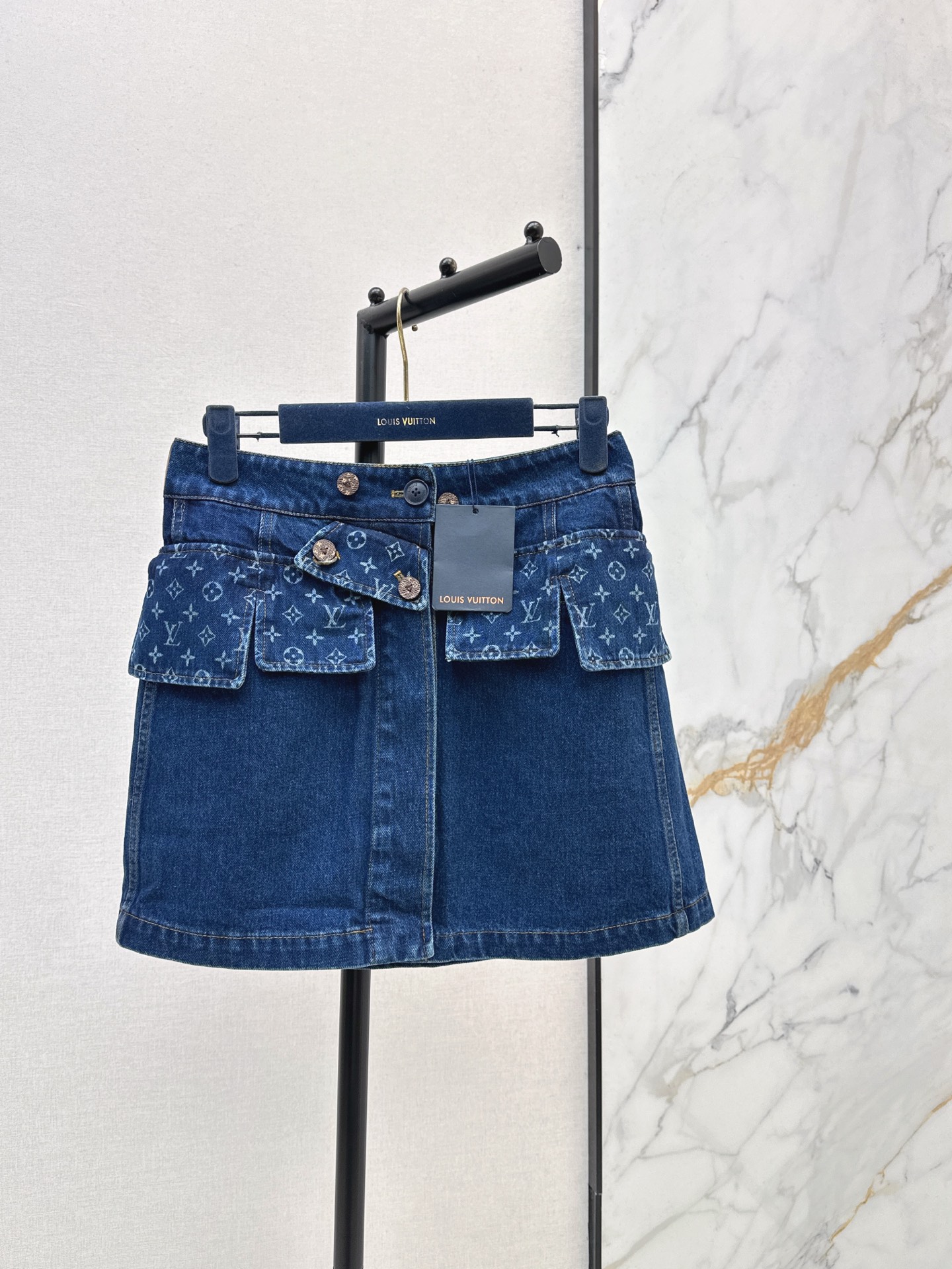 NO:608156,L's 25Ss————The latest presbyopic denim skirt in autumn and winter. The old denim collides with the classic presbyopia. The retro elegance is directly filled with three-dimensional work pocket metal buttons. The cool style is hidden in the details. The high-waist cut shows the long legs. Whether worn with a simple T-shirt or an exquisite shirt, it is a casual and fashionable street look. One color is available for sale smlxl, louis vuitton, skirts, shirts, tees, t-shirt, alexander wang19860909L家 25Ss————秋冬最新款老花牛仔半裙做旧牛仔碰撞经典老花 复古贵气感直接拉满 立体工装口袋金属纽扣 细节里藏着酷飒格调 高腰剪裁巨显腿长 不管搭简约T恤还是精致衬衫 都是随性又时髦的出街look 一色现货发售smlxl,,louis vuitton,skirts,shirts,tees，t-shirt,alexander wang,Women's clothing