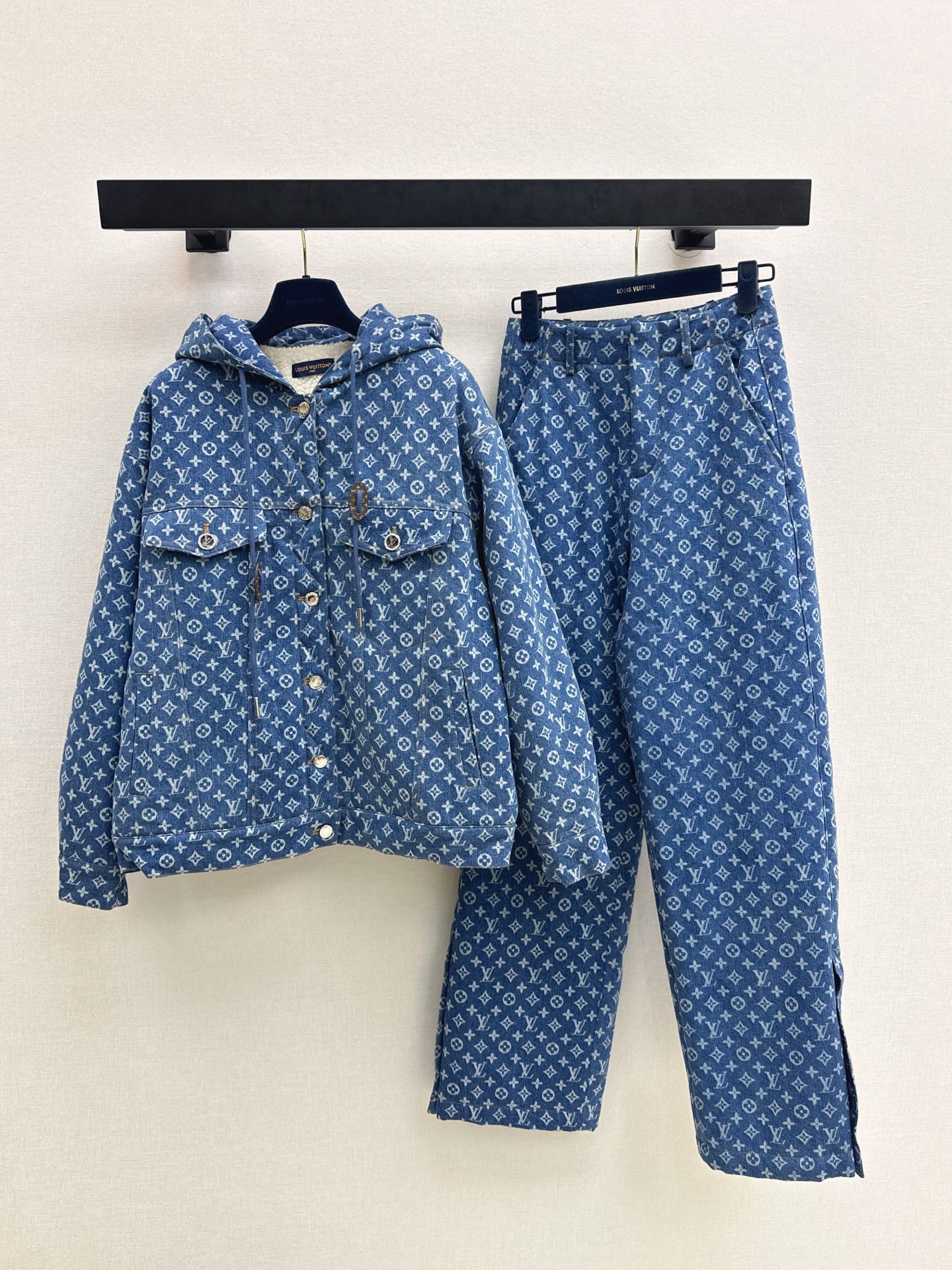 NO:608140,L Family 25Ss————The latest classic presbyopic denim suit in autumn and winter, hooded plus velvet jacket + jeans, classic and stylish, can be perfectly controlled in all kinds of high-end ready-to-wear methods, exquisite and easy to control, age-reducing fashion, casual girly feel, one color separately developed, ready for sale sml, outside,, louis vuitton, jeans, jackets & coats, hats, alexander wang19860909L家 25Ss————秋冬最新款经典老花牛仔套装连帽加绒外套+牛仔裤 经典又有型 各种都能完美驾驭 高级成衣做法 精美日常 轻松驾驭 减龄时尚 休闲少女感 一色分开发 现货发售sml 外,,louis vuitton,jeans,jackets & coats,hats,alexander wang,Women's clothing