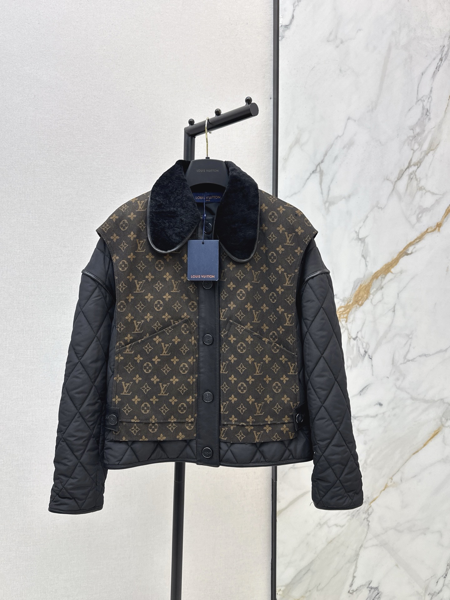 NO:608118,Exclusive model ~ L Family 25Ss————The latest autumn and winter spliced ​​fur collar decorated cotton jacket, handsome jacket, upper body, casual, fashionable and handsome. Must-have street style layering and warm items for autumn and winter. Original hardware accessories. One color ready for sale. sml,, louis vuitton, jackets & coats, jackets & coats, alexander wang19860909独家款～ L家 25Ss————秋冬最新款拼接毛领装饰棉服外套帅气夹克版型上身休闲时髦又帅气 秋冬必备街头风叠搭保暖单品 原版五金配件 一色现货发售sml,,louis vuitton,jackets & coats,jackets & coats,alexander wang,Women's clothing