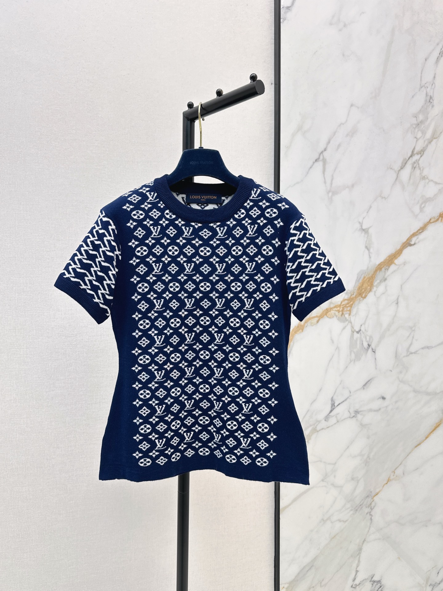 NO:608128,L Family 25Ss————The latest jacquard round-neck short-sleeved sweater for autumn and winter. Customized wool knitting material. The texture is high-end, comfortable and soft. Round-neck long-sleeved sweater tailoring. The threaded edges of the collar and cuffs echo the hem. The torso is covered with four-leaf clover and letter logo patterns. Full of old money. Wool knitted fabric. Warm and comfortable. Regular fit. Simple and versatile for daily use in autumn and winter. Two colors ready for sale sml,, louis  vuitton,sweaters,T-shirt,alexander wang19860909L家 25Ss————秋冬最新款提花圆领短袖毛衣 定制羊毛针织材质 质感高级舒适柔软 圆领长袖毛衣剪裁 领口袖口螺纹包边与衣摆相呼应 躯干满铺四叶草和字母徽标图案 老钱感满满 羊毛针织面料 保暖舒适 常规版型 秋冬日常简约百搭款 两色现货发售sml,,louis vuitton,sweaters,T-shirt,alexander wang,Women's clothing