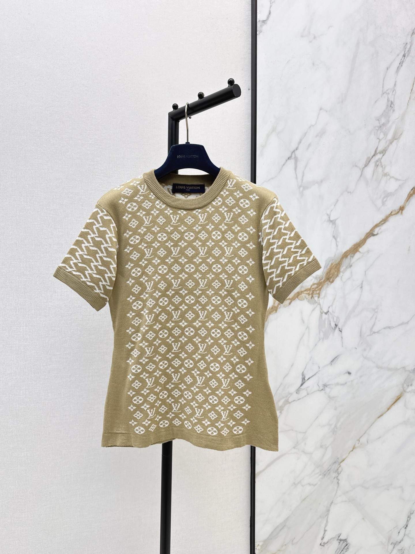 NO:608123,Customized wool knitted material. The texture is high-end, comfortable and soft. Round neck long-sleeved sweater tailoring. The threaded edges on the collar and cuffs echo the hem. The torso is covered with four-leaf clover and letter logo patterns. Full of old money. Wool knitted fabric. Warm and comfortable. Regular fit. Simple and versatile for daily use in autumn and winter. Two colors available for sale now. sml,,sweaters,alexander wang19860909定制羊毛针织材质 质感高级舒适柔软 圆领长袖毛衣剪裁 领口袖口螺纹包边与衣摆相呼应 躯干满铺四叶草和字母徽标图案 老钱感满满 羊毛针织面料 保暖舒适 常规版型 秋冬日常简约百搭款 两色现货发售sml,,sweaters,alexander wang,Women's clothing