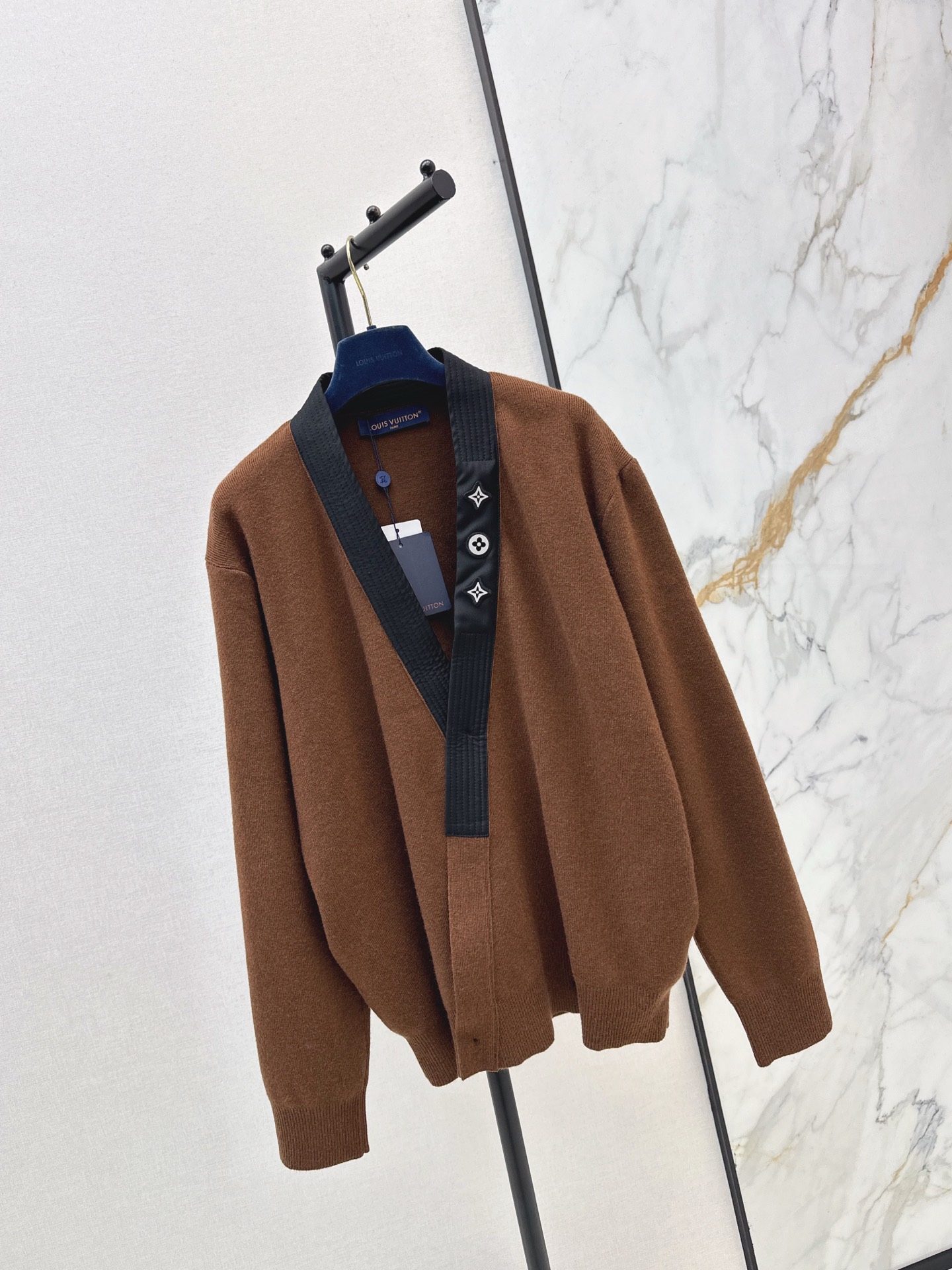 NO:608113,The same style for men and women. Popular recommendation. Ljia 25Ss————The latest ski series Monogram flower embroidery V-neck cardigan in autumn and winter. Heavy-duty positioning. Three-dimensional contrasting color logp embroidery technology throughout the fashionable and high-end sense. Sporty atmosphere. Classic wide version. Fashionable and high-end. White and rich beauty must buy. Not picky. The upper body is very slim. Highly recommended single product. One color ready for sale sml, louis vuitton, alexander wang19860909男女同款 爆单推荐 L家 25Ss————秋冬最新款滑雪系列Monogram花刺绣V领开衫重工定位立体撞色logp刺绣工艺贯穿时髦高级感 运动气息经典宽版版型时髦又高级 白富美必入 不挑人上身巨显瘦 强烈推荐单品 一色现货发售sml,,louis vuitton,alexander wang,Women's clothing