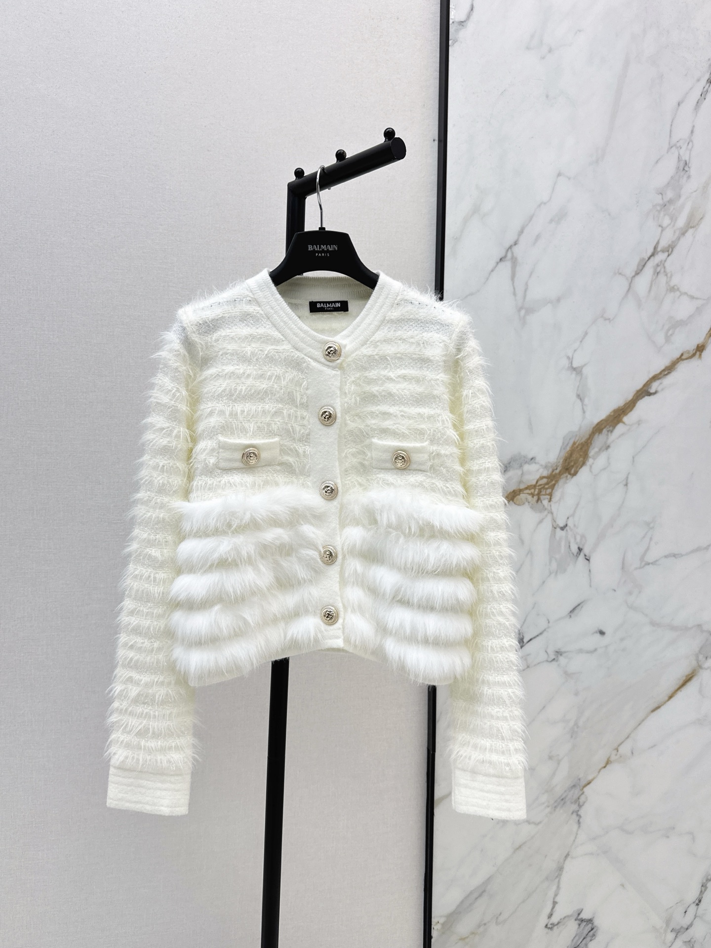 NO:608107,Bal 25Ss————The latest splicing furry design round neck cardigan in autumn and winter, simple solid color and white wear, not attractive. The suede material is soft and waxy, keeping warm and comfortable in autumn and winter. The upper body has a fashionable girly temperament that can be sweet or cool. Wool blended yarn fabric can be paired with jeans for daily leisure and is eye-catching. One color ready for sale sml,,jeans,alexander wang19860909Bal 25Ss————秋冬最新款拼接毛毛设计圆领开衫简约纯色白搭不挑人 绒面材质软软糯糯秋冬季节保暖舒适 上身就是可甜可酷的时髦少女气质 羊毛混纺纱线面料 随便搭配个牛仔裤日常休闲妥妥吸睛 一色现货发售sml,,jeans,alexander wang,Women's clothing