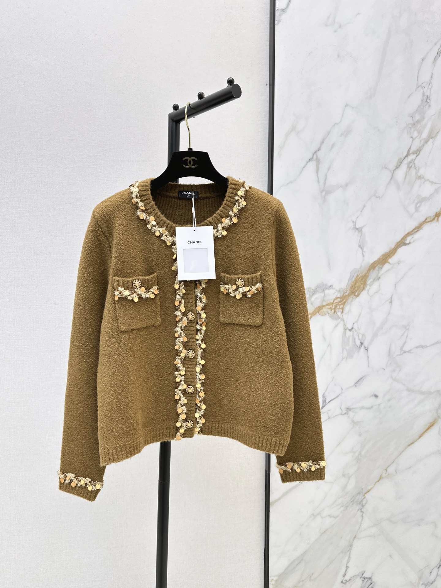 NO:608101,Coco Girl Outfits C Home 25Ss————The latest heavy-edged cardigan jacket in autumn and winter has a winter atmosphere. It has a Christmas atmosphere. Classic round neck, versatile, age-reducing and fashionable. Customized colored yarn and wool yarn. Academic style outfit. The version is not picky and the upper body is slim. Customized metal buckle accessories. Two colors are available in stock. sml,,chanel,jackets & coats,alexander wang19860909coco女孩穿搭 C家 25Ss————秋冬最新款重磅镶边开衫外套非常有冬日氛围感圣诞 经典圆领百搭减龄又时髦 定制彩纱羊毛纱线 文艺学院风穿搭 版型不挑人上身巨显瘦 定制金属扣配件 两色现货发售sml,,chanel,jackets & coats,alexander wang,Women's clothing