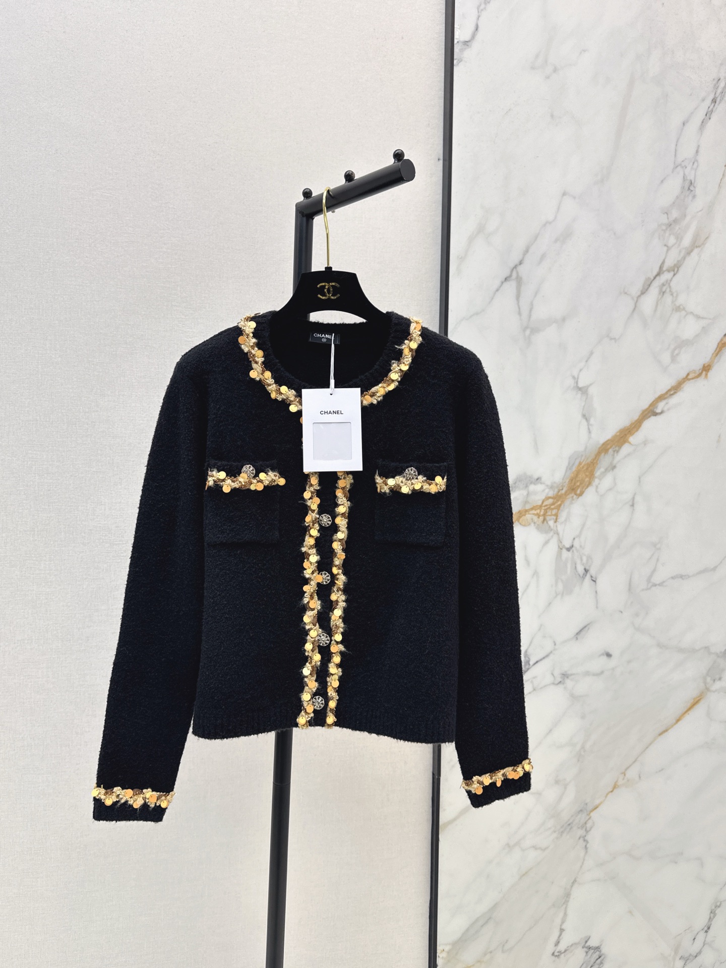 NO:608095,Coco Girl Outfits C Home 25Ss————The latest heavy-edged cardigan jacket in autumn and winter has a winter atmosphere. It has a Christmas atmosphere. Classic round neck, versatile, age-reducing and fashionable. Customized colored yarn and wool yarn. Academic style outfit. The version is not picky and the upper body is slim. Customized metal buckle accessories. Two colors are available in stock. sml,,chanel,jackets & coats,alexander wang19860909coco女孩穿搭 C家 25Ss————秋冬最新款重磅镶边开衫外套非常有冬日氛围感圣诞 经典圆领百搭减龄又时髦 定制彩纱羊毛纱线 文艺学院风穿搭 版型不挑人上身巨显瘦 定制金属扣配件 两色现货发售sml,,chanel,jackets & coats,alexander wang,Women's clothing