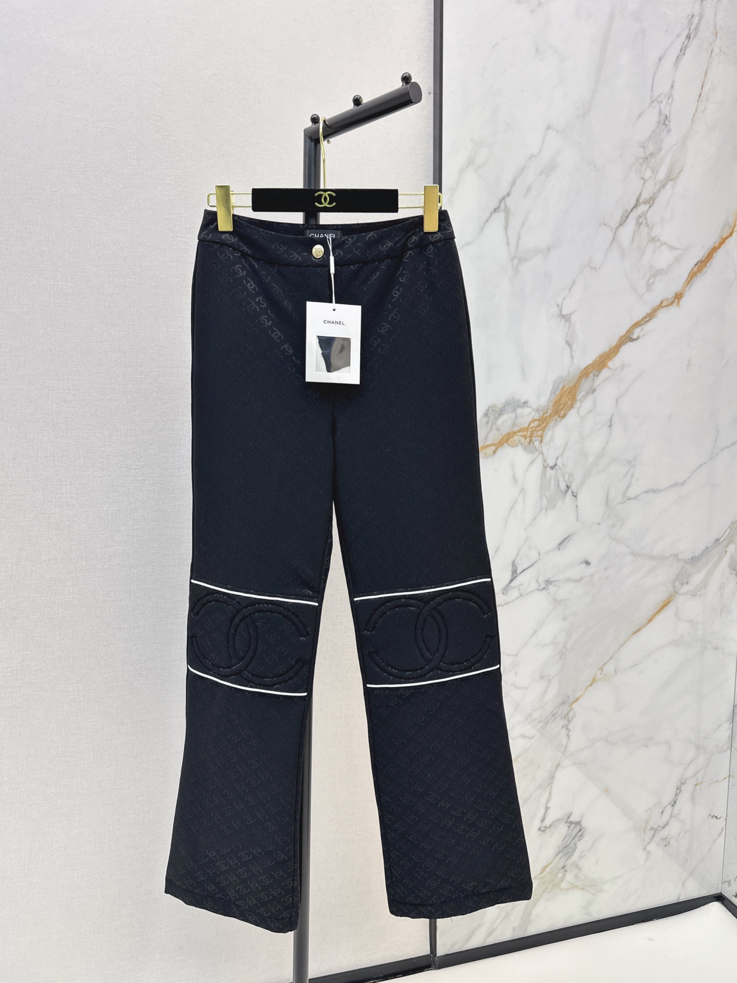 NO:608127,C Home 25Ss————The latest ski series suit for autumn and winter, down ski jacket + ski pants, a must-have for fashionistas. This outfit is particularly powerful. It can create a taller and slimmer upper body effect at will. American high street handsome and casual temperament. Highly recommended for personal use. Imported fabrics have excellent texture. Developed in one color. Ready for sale sml,,chanel,jackets & coats,down jacket,alexander wang19860909C家 25Ss————秋冬最新款滑雪系列套装羽绒滑雪外套+滑雪裤 时髦精必入 这穿搭的功能特别强大 随意打造显高显瘦的上身效果 美式高街帅气随性气质 强烈推荐自留款 进口面料质感超赞 一色分开发 现货发售sml,,chanel,jackets & coats,down jacket,alexander wang,Women's clothing