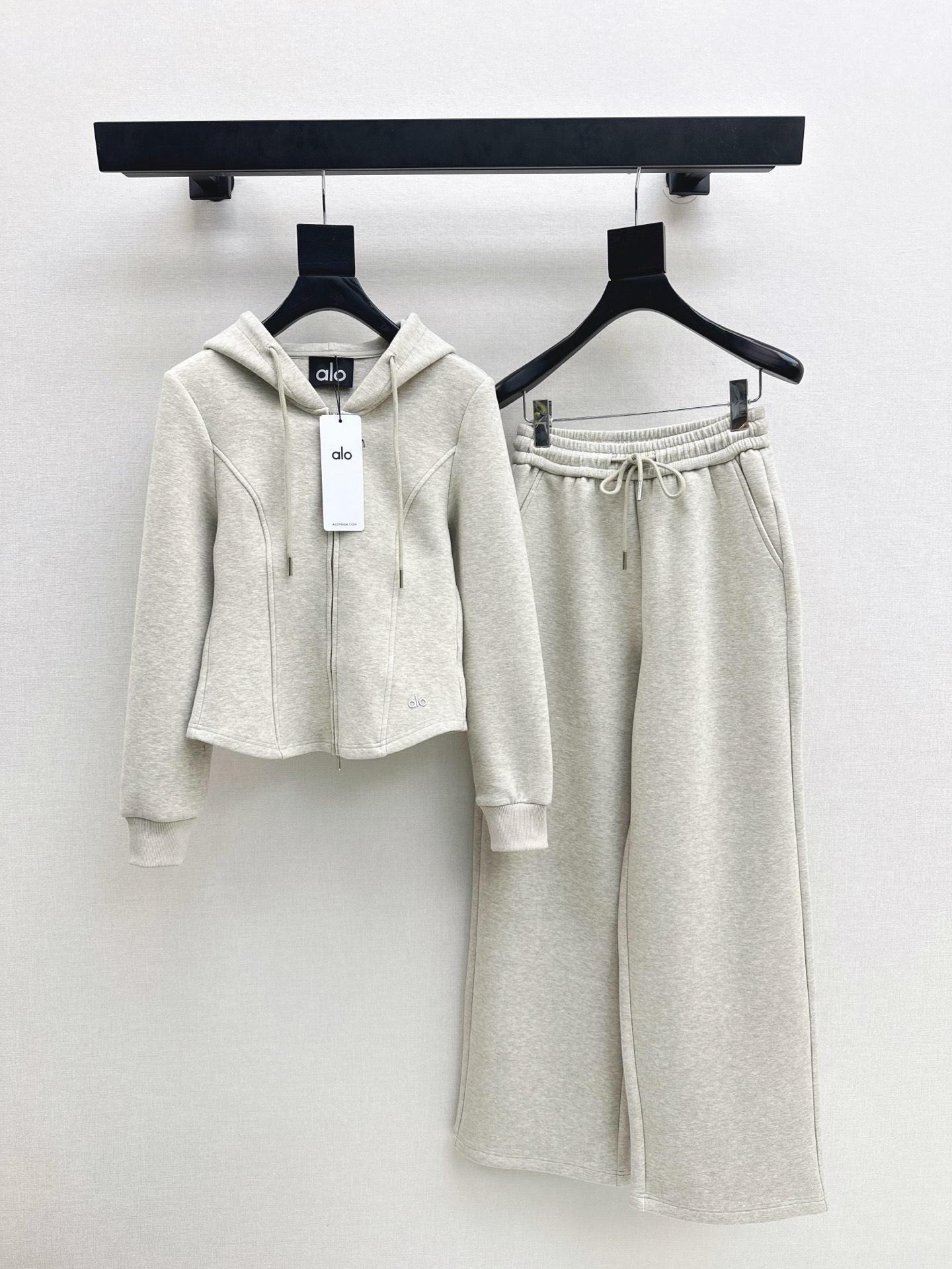 NO:608117,Hot item recommendation: Alo 25Ss - the latest autumn and winter casual suit with letter embroidery decoration. Hooded slim jacket + elastic straight sweatpants. Super easy to wear. Whether it is a set or worn alone, it is versatile. Casual and sports style. Plush fabric for warmth. Definitely not afraid of going out of style. Always classic. Available in one set. Two colors available for sale sml,, jackets & coats, hats, alexander wang19860909爆单款推荐 Alo 25Ss————秋冬最新款字母刺绣装饰休闲套装 连帽修身外套+松紧直筒卫裤 超级好穿的一套 不管是一套搭配或者单独穿都很百搭 休闲运动风 加绒面料保暖加分 绝对不怕过时 永远经典 一套出 两色现货发售sml,,jackets & coats,hats,alexander wang,Women's clothing