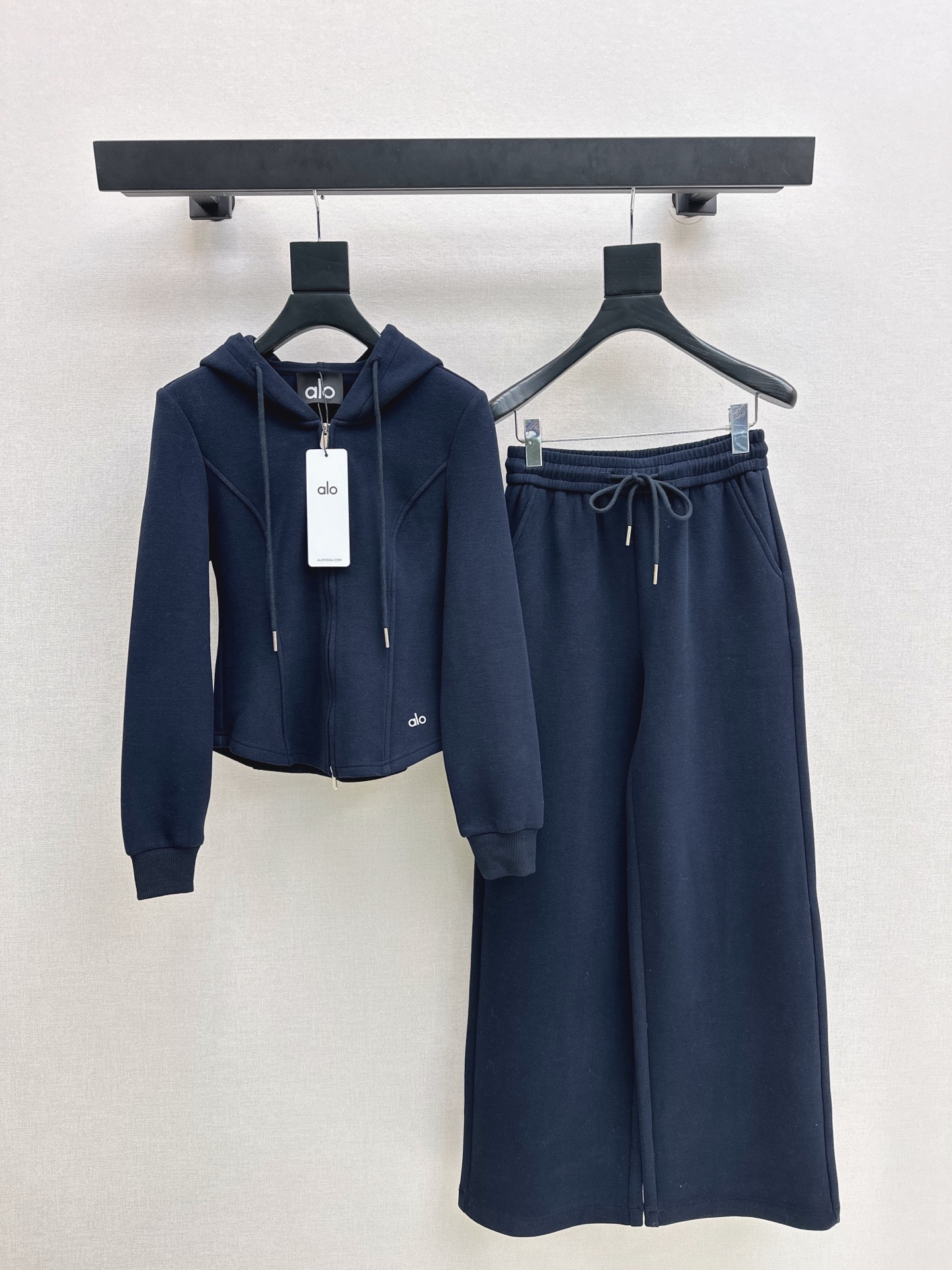 NO:608112,Hot item recommendation: Alo 25Ss - the latest autumn and winter casual suit with letter embroidery decoration. Hooded slim jacket + elastic straight sweatpants. Super easy to wear. Whether it is a set or worn alone, it is versatile. Casual and sports style. Plush fabric for warmth. Definitely not afraid of going out of style. Always classic. Available in one set. Two colors available for sale sml,, jackets & coats, hats, alexander wang19860909爆单款推荐 Alo 25Ss————秋冬最新款字母刺绣装饰休闲套装 连帽修身外套+松紧直筒卫裤 超级好穿的一套 不管是一套搭配或者单独穿都很百搭 休闲运动风 加绒面料保暖加分 绝对不怕过时 永远经典 一套出 两色现货发售sml,,jackets & coats,hats,alexander wang,Women's clothing