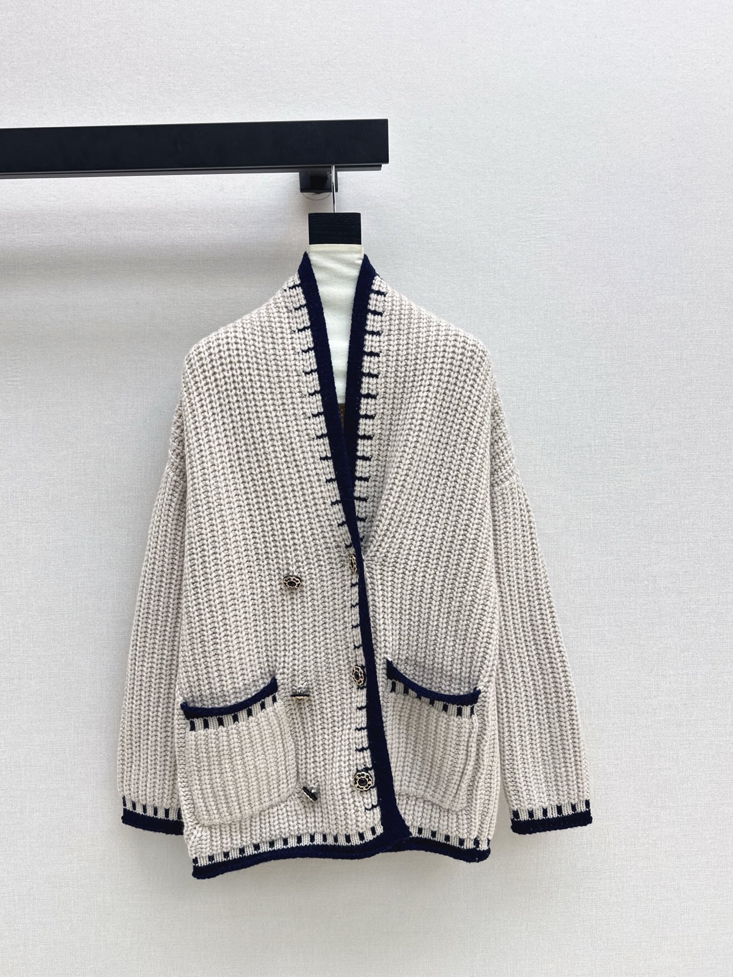 NO:608088,Exclusive first release of RL 25Ss - the latest high-intelligence, old-money-style outfit for autumn and winter. A must-have for quality control. The quality of wool stand-up collar jackets and cardigans is a must. The texture of 100% imported wool yarn is incomparable. It is simple and elegant. It is a must-have high-end item for white and rich beauty. The classic version is tall and slim. Elegant and versatile. Two colors are available for sale sml,,jackets & coats,jackets & coats,alexander wang19860909独家首发 RL 25Ss————秋冬最新款高智感老钱风穿搭气质羊毛立领夹克开衫外套品质控必入 百分百进口羊毛纱线质感无敌赞 简洁大气 白富美必备高级单品 经典版型上身高挑又显瘦 优雅百搭不挑人 两色现货发售sml,,jackets & coats,jackets & coats,alexander wang,Women's clothing