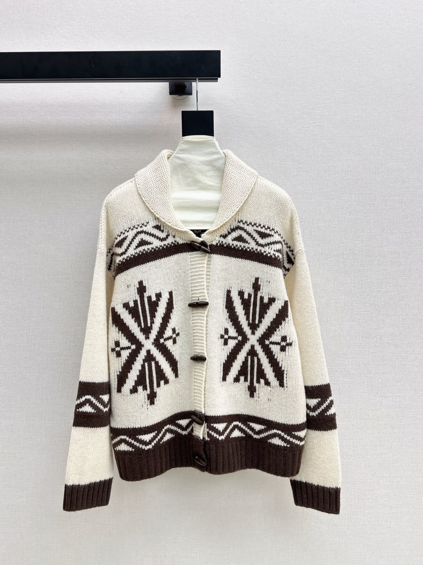 NO:608082,300L 25Ss————The latest cardigan jacket from the autumn and winter ski series has a very winter atmosphere. Fair Isle hook-and-loop pattern. Classic round neck, versatile, age-reducing and fashionable. Customized colored yarn wool yarn. Front and rear positioning heavy-duty hook edge intarsia pattern decoration. Literary college style outfit. The version is not picky and makes the upper body look slimmer. One color ready for sale sml,,loro piana,jackets & coats,alexander wang19860909300L 25Ss————秋冬最新款滑雪系列开衫外套非常有冬日氛围感圣诞 费尔岛勾花图案 经典圆领百搭减龄又时髦 定制彩纱羊毛纱线 前后定位重工勾边嵌花图案装饰 文艺学院风穿搭 版型不挑人上身巨显瘦 一色现货发售sml,,loro piana,jackets & coats,alexander wang,Women's clothing