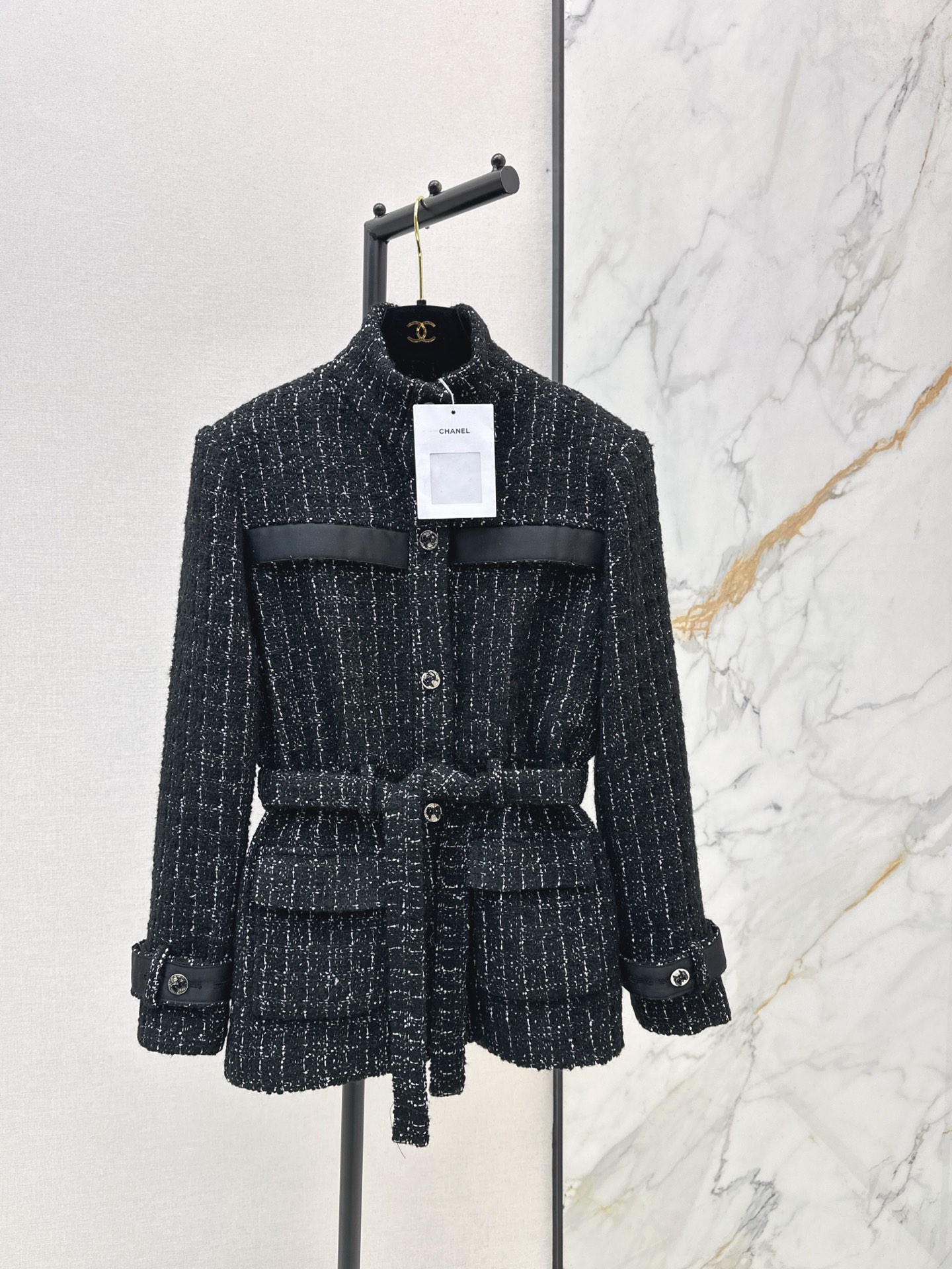 NO:608126,C home 25Ss————The latest stand-collar tweed jacket for autumn and winter. Fashionable rich atmosphere. Retro French elegance. The entire high-end look.19860909C家 25Ss————秋冬最新款立领粗花呢外套 时髦千金的氛围感穿搭 复古的法式优雅 一整个高级住了 H版型剪裁搭配腰带凹造型 上身很好看气质 定制的纹理感粗呢纱线 开模定制的五金纽扣 细节做工到位 秋冬穿超显气质又保暖 一色现货发售sml,,chanel,jackets & coats,alexander wang,Women's clothing