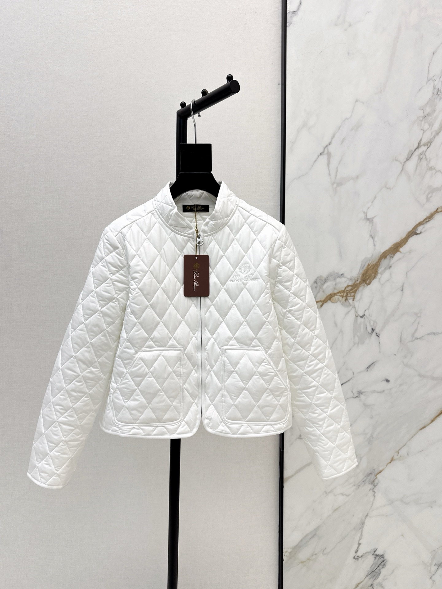 NO:608131,Exclusive model ~ LP 25Ss————The latest autumn and winter contrasting color trimmed small stand-up collar quilted jacket, high-end and old-money style. Logo embroidery decoration on the chest. Stand-up collar design. It is a very practical item. It can be worn with a T-shirt or a shirt. It is OK to wear alone as a base. Small square stitching method. The lining is lightweight and not bloated. Two colors are available now. SML, loro piana, jackets &  coats,shirts,tees,t-shirt,alexander wang19860909独家款～ LP 25Ss————秋冬最新款撞色镶边小立领夹棉外套 高级感和老钱气质 胸前logo刺绣装饰 立领设计 是非常实穿的单品 可以搭配T恤或者衬衫 单穿打底都OK 洐缝小方格做法 内里夹棉轻薄款 不会臃肿 两色现货发售sml,,loro piana,jackets & coats,shirts,tees，t-shirt,alexander wang,Women's clothing