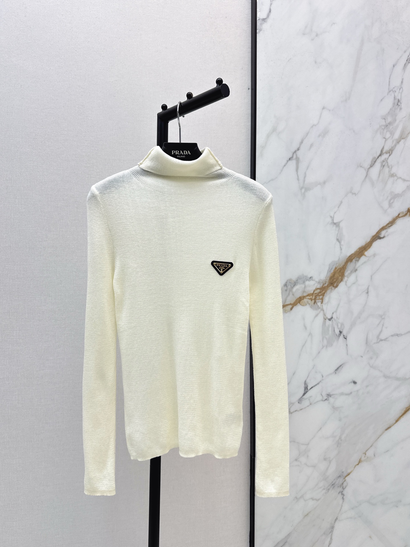 NO:609140,PD 25Ss————The latest high-elastic wool base layer shirt for autumn and winter. It is high-end and elegant. It is soft and stretchy and very comfortable. It is full of high-end sense of wear. Innovative fabric. It is light and soft. The real thing is very good. It is tight and shows your figure. The upper body is fashionable and versatile. It looks good when you take off the jacket. It is also beautiful when you take off the jacket. Three colors are available for sale sml,,jackets & coats,alexander wang19860909PD 25Ss————秋冬最新款高弹力羊毛打底衫 高级大气 柔软弹力很舒服 满满的穿搭高级感 创新面料 轻盈柔软 实物非常赞 紧身显身材 上身洋气百搭 穿搭好看 脱掉外套里搭也是美美的 三色现货发售sml,,jackets & coats,alexander wang,Women's clothing