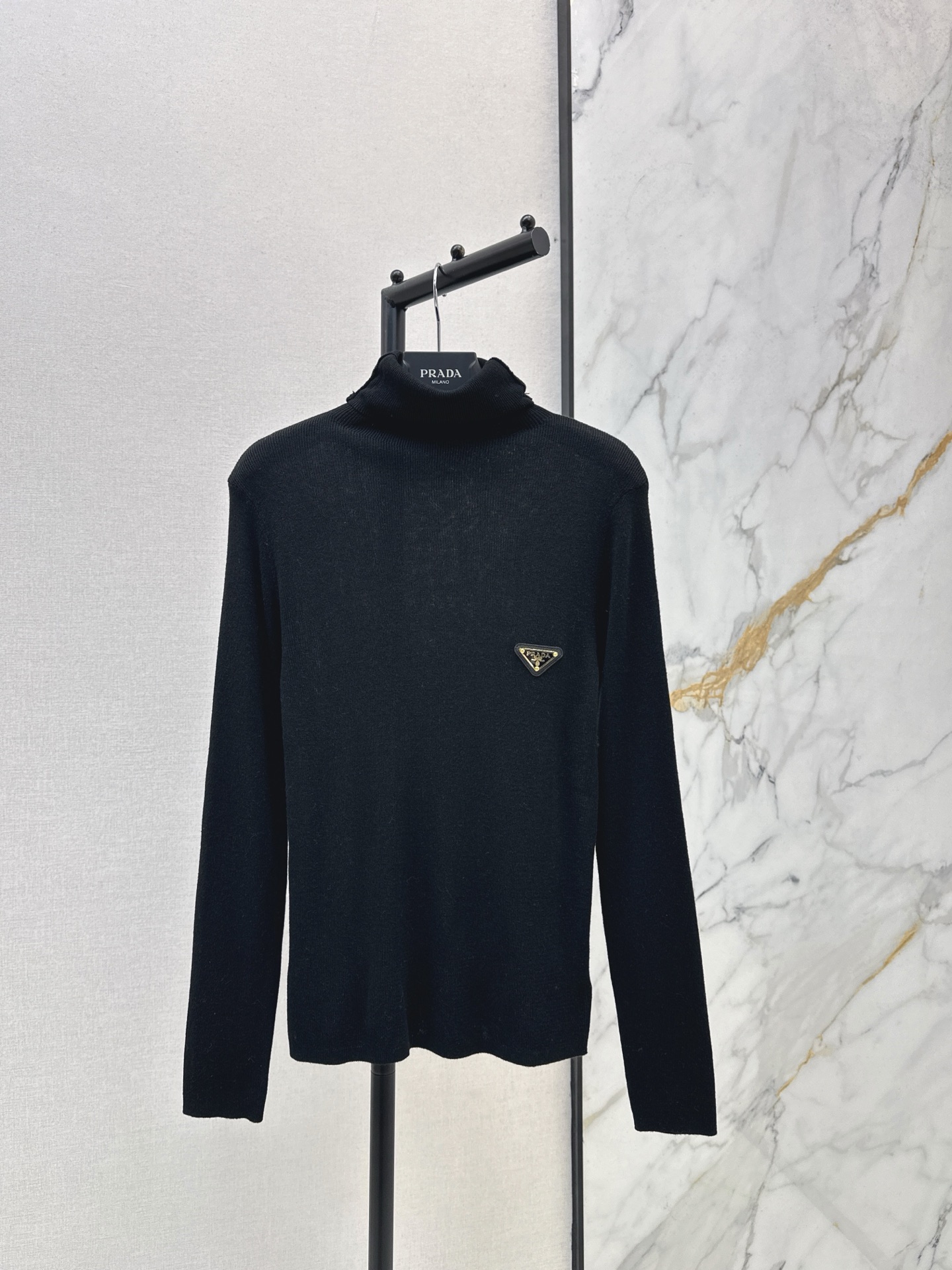 NO:609136,PD 25Ss————The latest high-elastic wool base layer shirt for autumn and winter. It is high-end and elegant. It is soft and stretchy and very comfortable. It is full of high-end sense of wear. Innovative fabric. It is light and soft. The real thing is very good. It is tight and shows your figure. The upper body is fashionable and versatile. It looks good when you take off the jacket. It is also beautiful when you take off the jacket. Three colors are available for sale sml,,jackets & coats,alexander wang19860909PD 25Ss————秋冬最新款高弹力羊毛打底衫 高级大气 柔软弹力很舒服 满满的穿搭高级感 创新面料 轻盈柔软 实物非常赞 紧身显身材 上身洋气百搭 穿搭好看 脱掉外套里搭也是美美的 三色现货发售sml,,jackets & coats,alexander wang,Women's clothing