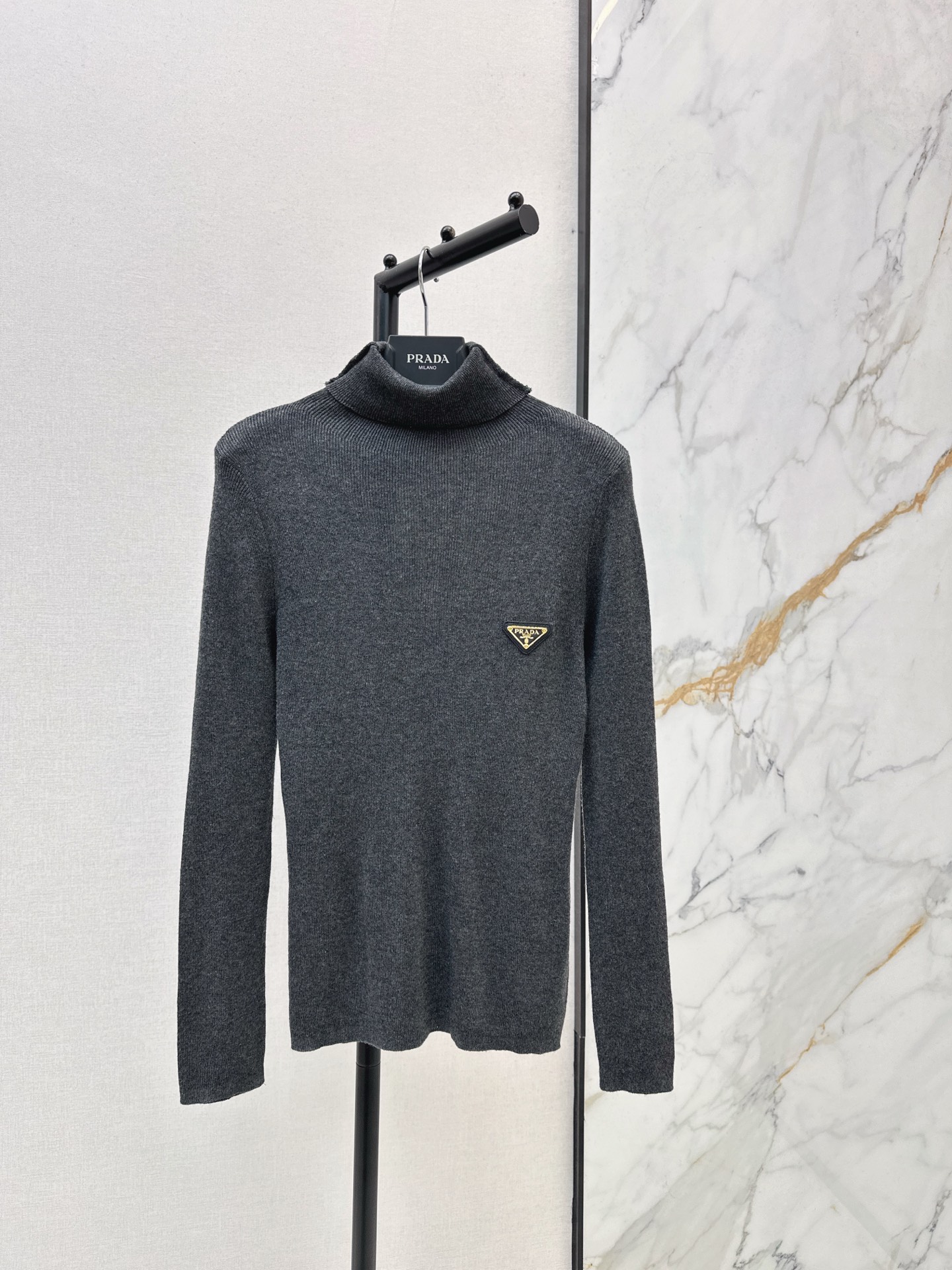 NO:609130,PD 25Ss————The latest high-elastic wool base layer shirt for autumn and winter. It is high-end and elegant. It is soft and stretchy and very comfortable. It is full of high-end sense of wear. Innovative fabric. It is light and soft. The real thing is very good. It is tight and shows your figure. The upper body is fashionable and versatile. It looks good when you take off the jacket. It is also beautiful when you take off the jacket. Three colors are available for sale sml,,jackets & coats,alexander wang19860909PD 25Ss————秋冬最新款高弹力羊毛打底衫 高级大气 柔软弹力很舒服 满满的穿搭高级感 创新面料 轻盈柔软 实物非常赞 紧身显身材 上身洋气百搭 穿搭好看 脱掉外套里搭也是美美的 三色现货发售sml,,jackets & coats,alexander wang,Women's clothing