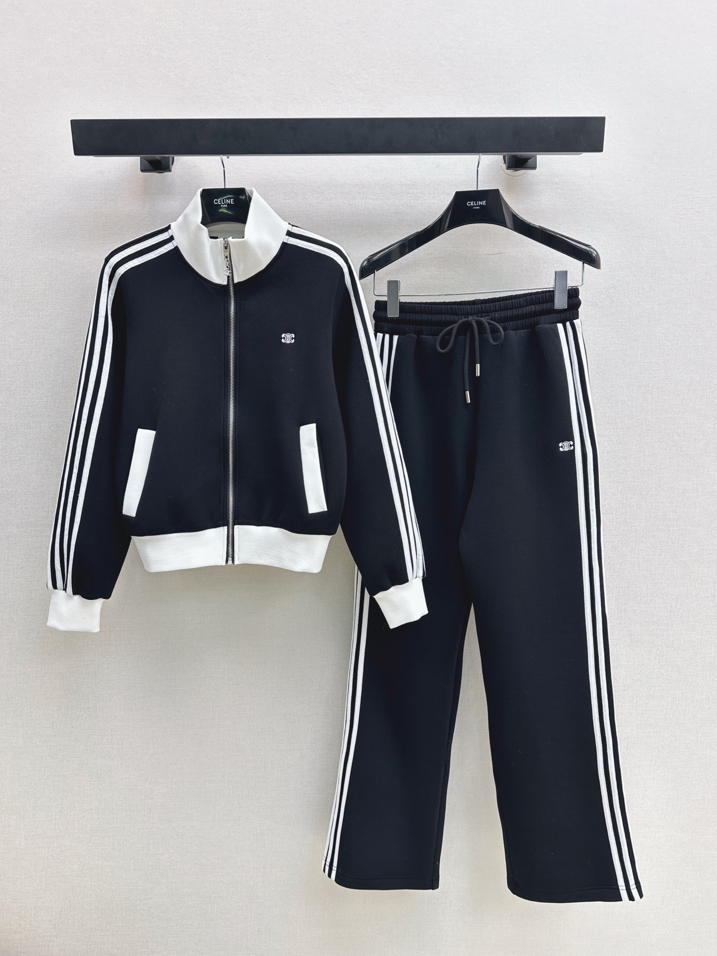 NO:609111,Ce 25Ss————Latest autumn and winter Arc de Triomphe embroidery decorated casual suit stand-collar jacket + trousers Customized imported sweatshirt fabric Fashionable casual drawstrings add more personality and casualness Increase the sense of style Essential daily suits Daily casual wear guide Relaxed and fashionable One set Available in stock in one color sml,,hoodie,sweatshirts,jackets & coats,alexander wang19860909Ce 25Ss—————秋冬最新款凯旋门刺绣装饰休闲套装立领外套+长裤 定制进口卫衣面料 时髦休闲抽绳更显个性休闲 增加造型感 日常套装必不可少 日常休闲穿搭指南 松弛时髦 一套出 一色现货发售sml,,hoodie,sweatshirts,jackets & coats,alexander wang,Women's clothing