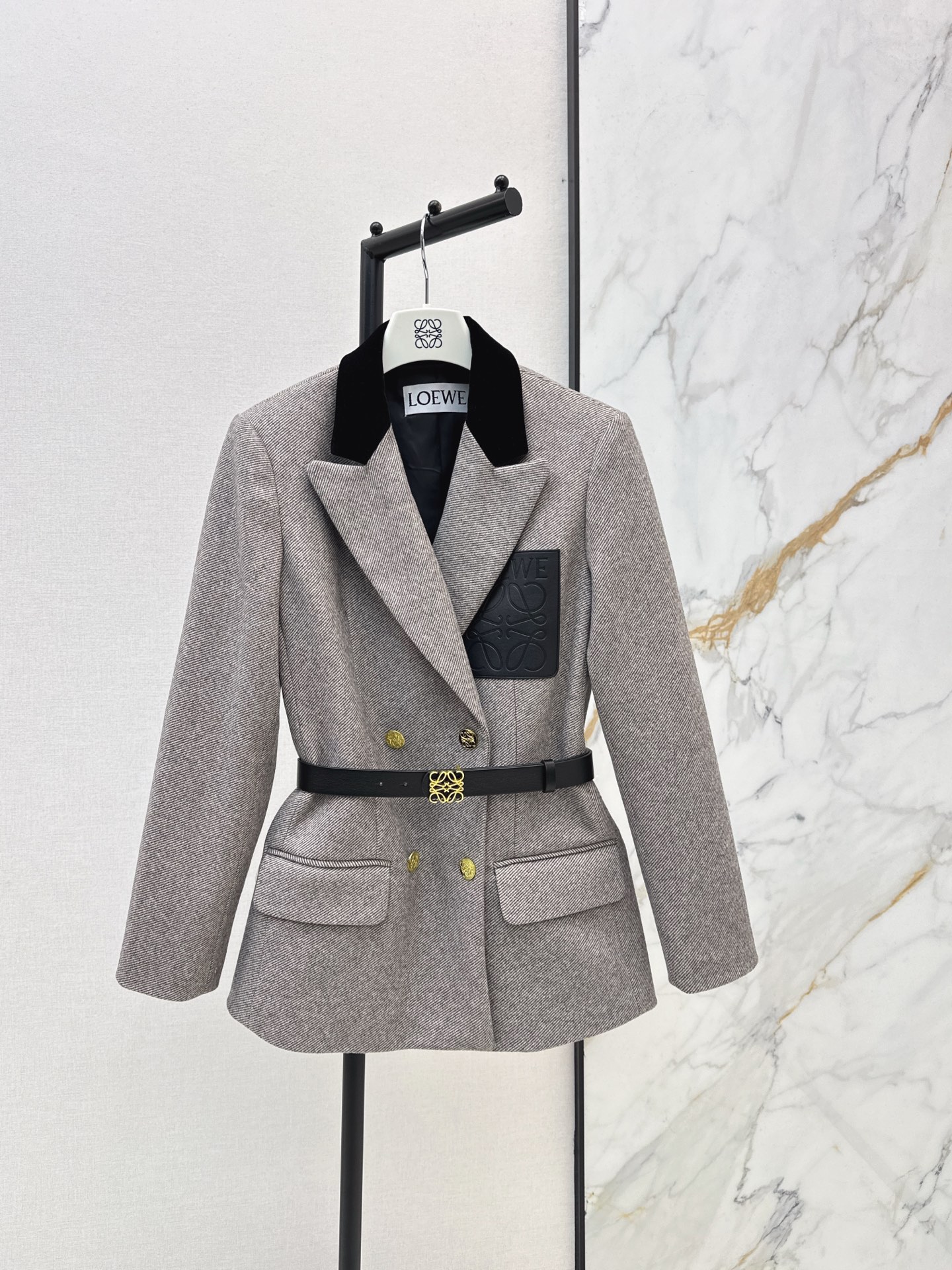 NO:609146,Loe 25Ss————The latest autumn and winter logo leather pocket-embellished suit jacket. Very high-end imported texture. Look carefully at the details. The upper body is very sassy. Clean and classy. It is completely in accordance with the standard of high-end ready-to-wear. It is impossible not to love it. A must-have item for girls with temperament. One color ready for sale sml, loewe, jackets & coats, business suit, alexander wang19860909Loe 25Ss————秋冬最新款logo皮口袋装饰西装外套 非常高级的进口质地 仔细看细节 上身非常飒 干净有品 完全按照高定成衣水准 无法不爱 气质MM必入单品 一色现货发售sml,,loewe,jackets & coats,business suit,alexander wang,Women's clothing