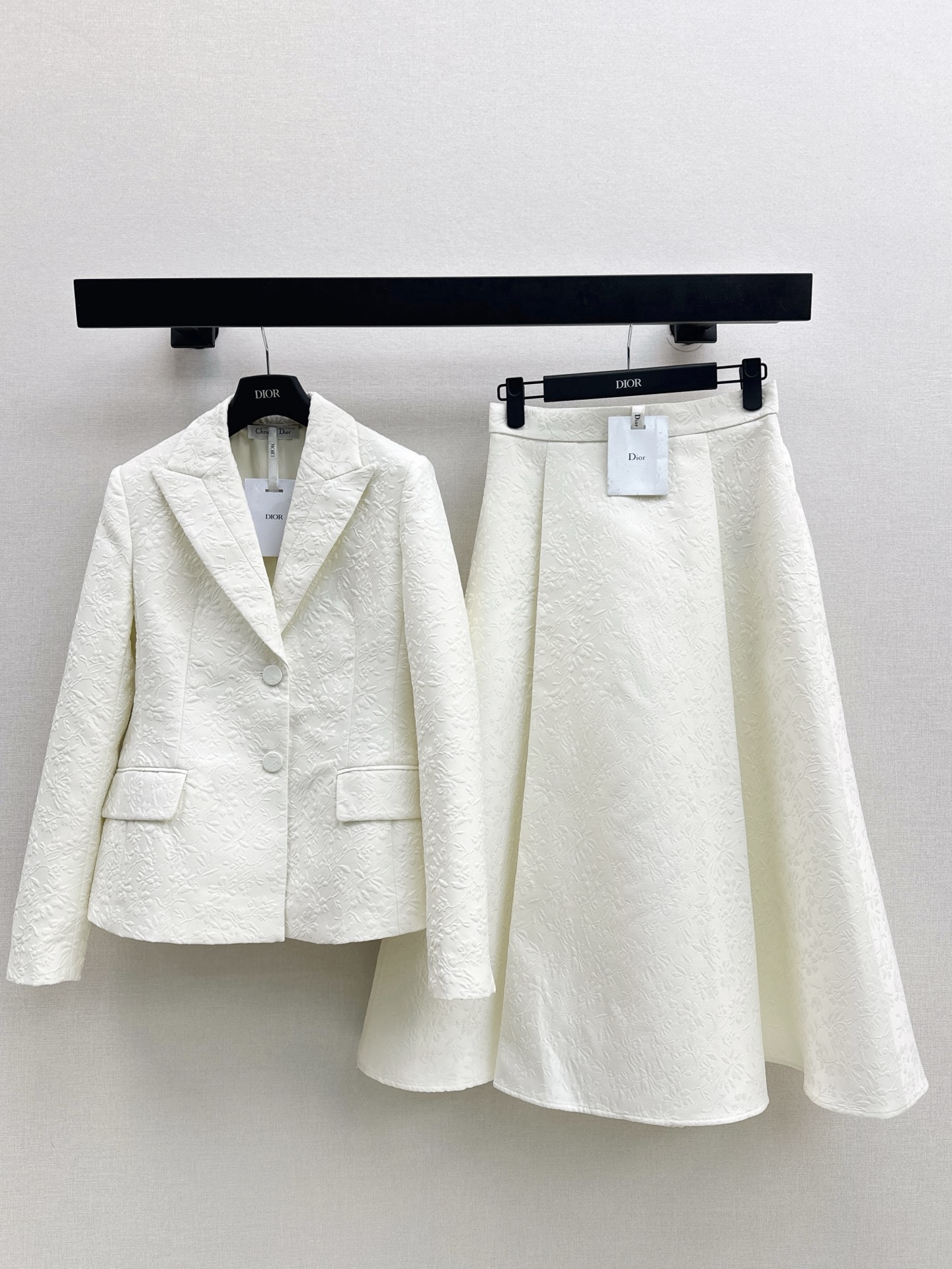 NO:609123,CD 26Ss————The latest white suit jacket in early spring. The fabric with dark texture is exquisite and noble. The waist cut just outlines the neat lines. Whether it is worn with a skirt or trousers, it can easily achieve the elegant commuting feeling. One color is available for sale smlxl,,skirts,jackets & coats,business suit,alexander wang19860909CD 26Ss————早春最新款白色西装外套自带暗纹肌理的面料精致又显贵 收腰剪裁刚好勾勒出利落线条 不管搭裙装还是裤装 都能轻松拿捏优雅通勤感 一色现货发售smlxl,,skirts,jackets & coats,business suit,alexander wang,Women's clothing