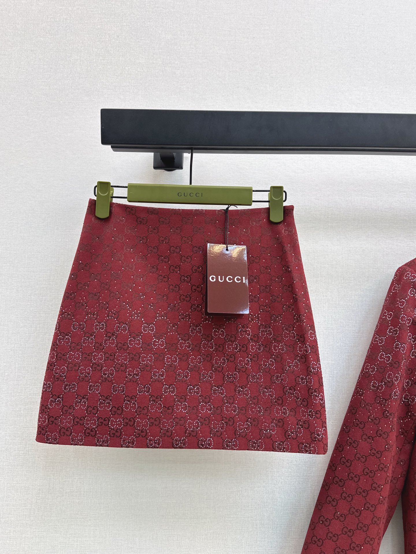 NO:609114,Hot sale recommendation Gu 25Ss——————The latest GG sparkling autumn and winter series Christmas red luxury crystal diamond GG letter jacquard weaving mini skirt retro modern temperament high street fashion Arrival star-studded dazzling classic version of mom’s long legs Unselective and versatile girl’s age-reducing temperament Customized jacquard fabric One color ready for sale sml, skirts, alexander wang19860909爆单推荐 Gu 25Ss—————秋冬最新款GG闪耀秋冬系列圣诞红奢华水晶钻GG字母提花编织超短半裙复古摩登气质高街时髦 抵达繁星璀璨夺目 妈生大长腿经典版型 不挑人百搭少女减龄气质 定制提花面料 一色现货发售sml,,skirts,alexander wang,Women's clothing