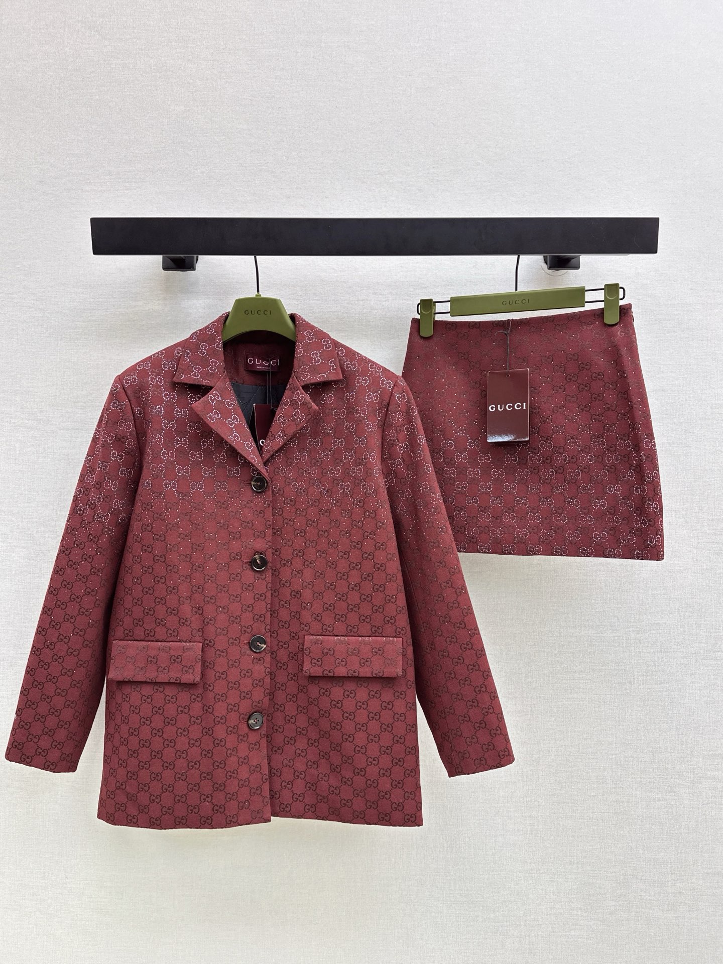 NO:609109,Recommended Gu 25Ss - the latest sparkling autumn and winter series Christmas red luxury crystal diamond GG letter jacquard woven suit jacket with wide shoulders, retro modern temperament and high street fashion. The arrival is starry and dazzling. The quilted lining is warm and slimming. The classic H version is not picky and versatile, and the girl's age-reducing temperament is available in one color. sml,, jackets & coats, business suit, alexander wang19860909爆单推荐 Gu 25Ss———秋冬最新款闪耀秋冬系列圣诞红奢华水晶钻GG字母提花编织西装外套宽肩设写复古摩登气质高街时髦 抵达繁星璀璨夺目 夹棉内胆保暖又显瘦 经典H版型不挑人百搭少女减龄气质 一色现货发售sml,,jackets & coats,business suit,alexander wang,Women's clothing