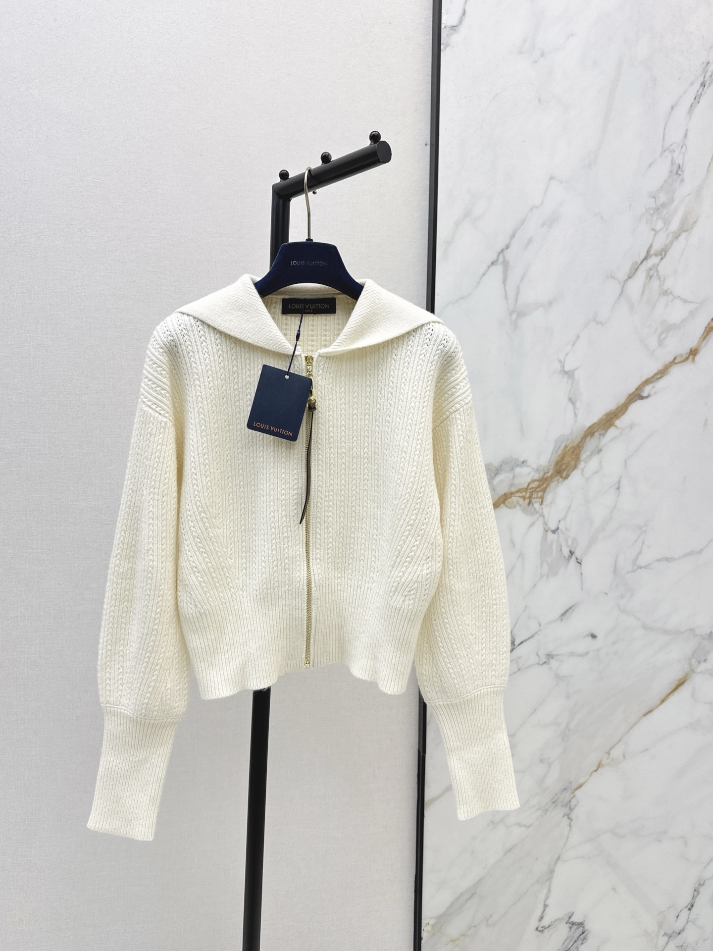 NO:609153,L's 25Ss————The latest lapel zipper knitted jacket for autumn and winter. Customized wool yarn weaving. The texture is high-end, comfortable and soft. The half-moon rounded details on the collar are unique. The zipper design is matched with all-over vertical fine braid flowers. Slim-fitting version to create a slim and fashionable outfit. Improve the texture of details.  coats,alexander wang19860909L家 25Ss————秋冬最新款翻领拉链针织外套 定制羊毛纱线织造 质感高级舒适柔软 领边半月形圆润细节别出心裁 开襟拉链设计 搭配通体竖列细麻花满铺 修身版型 打造显瘦时髦穿搭 提升细节质感 版型不挑身材年龄 日常简约百搭款 一色现货发售sml,,louis vuitton,jackets & coats,alexander wang,Women's clothing