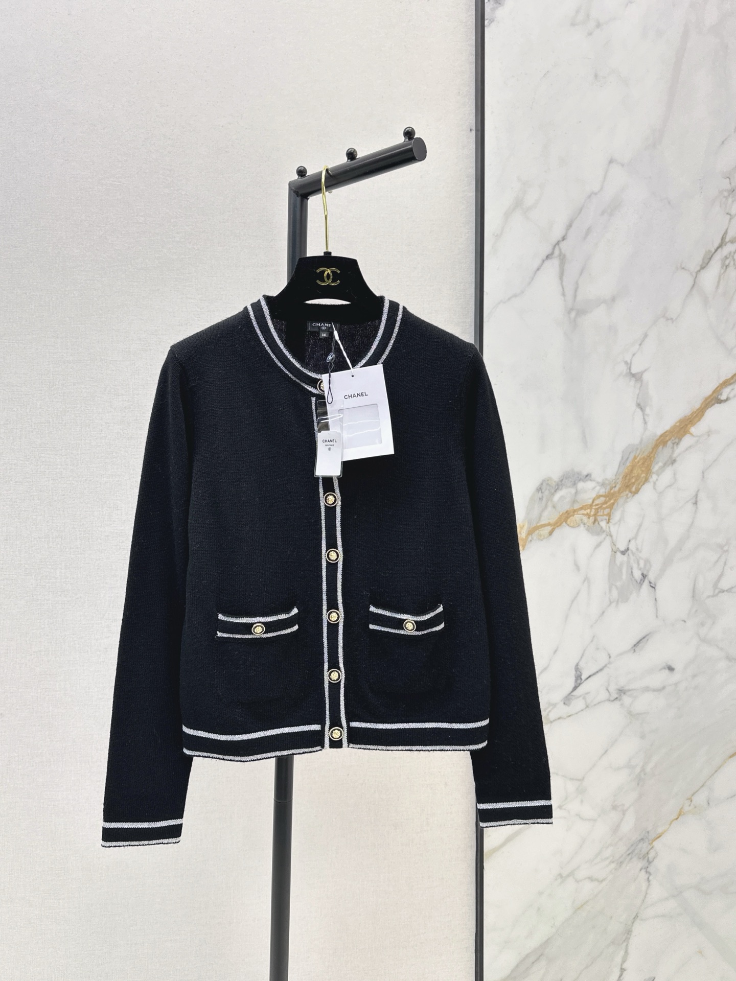 NO:609124,C Home 26Ss————The latest striped edge round neck knitted cardigan in early spring is woven with custom wool yarn. The soft and waxy texture is comfortable and skin-friendly. The round neck button-down front shoulder cardigan is tailored. The round button on the front of the body is decorated with camellias. It gives a simple and relaxed feeling. With the stripe contrast extending from the collar front to the hem and cuffs, it enriches the design layering. Two colors are available in stock sml,,chanel,alexander wang19860909C家 26Ss————早春最新款条纹包边圆领针织开衫定制羊毛纱线织造 软糯质地舒适亲肤 圆领纽扣正肩开衫剪裁 大身前襟圆扣山茶花装饰 穿出简约松弛感 配合领边前襟延伸至下摆袖口的条纹撞色 丰富设计层次感 两色现货发售sml,,chanel,alexander wang,Women's clothing