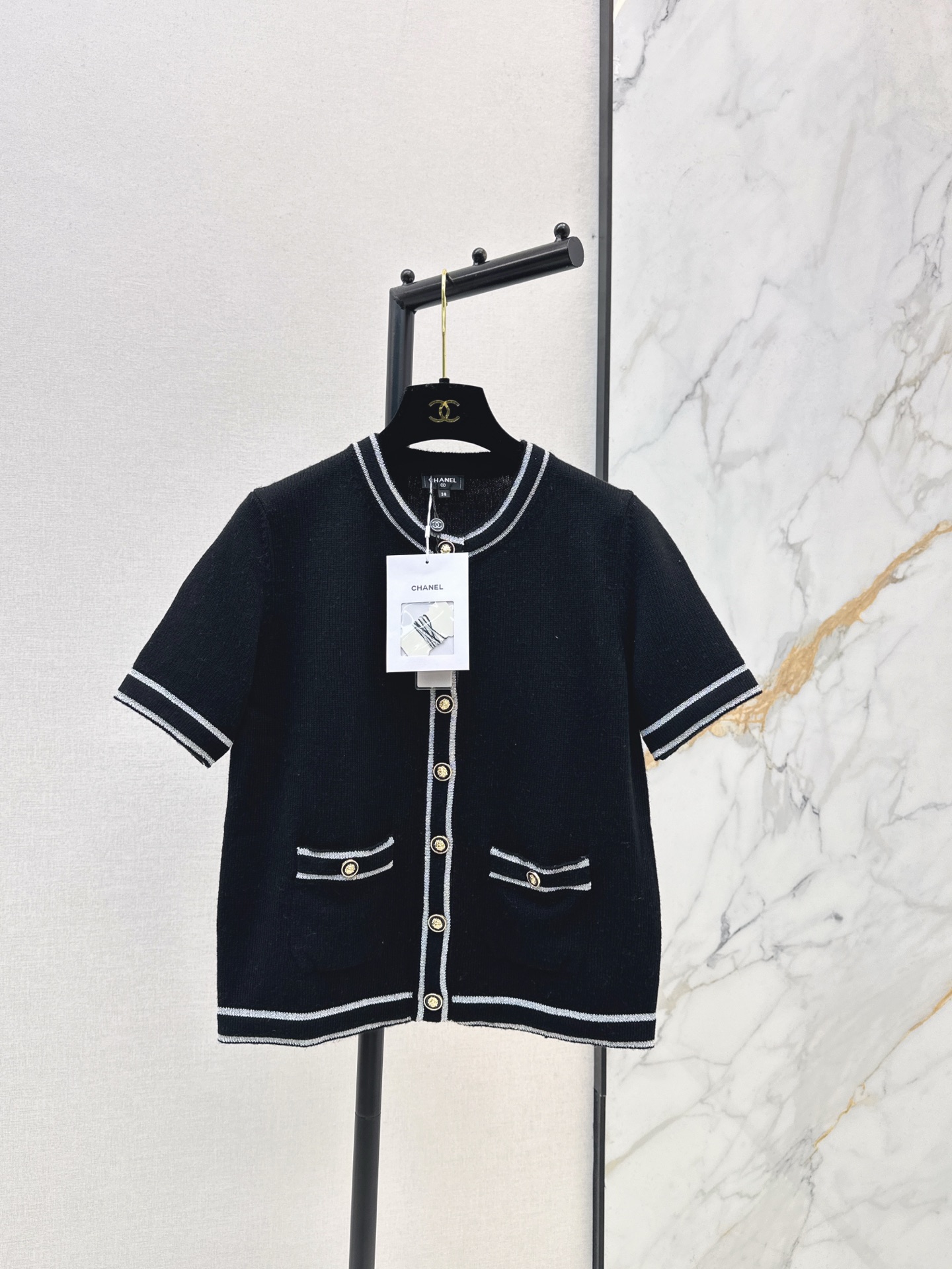 NO:609119,C Home 26Ss————The latest striped edge round neck short-sleeved knitted cardigan in early spring is woven with custom wool yarn. The soft and waxy texture is comfortable and skin-friendly. The round neck button-down front shoulder cardigan is tailored. The round button on the front of the body is decorated with camellias. It gives a simple and relaxed feeling. It matches the stripe contrast extending from the collar and front to the hem and cuffs. It enriches the design layering. Two colors are available in stock sml,,chanel,T-shirt,alexander wang19860909C家 26Ss————早春最新款条纹包边圆领短袖针织开衫定制羊毛纱线织造 软糯质地舒适亲肤 圆领纽扣正肩开衫剪裁 大身前襟圆扣山茶花装饰 穿出简约松弛感 配合领边前襟延伸至下摆袖口的条纹撞色 丰富设计层次感 两色现货发售sml,,chanel,T-shirt,alexander wang,Women's clothing