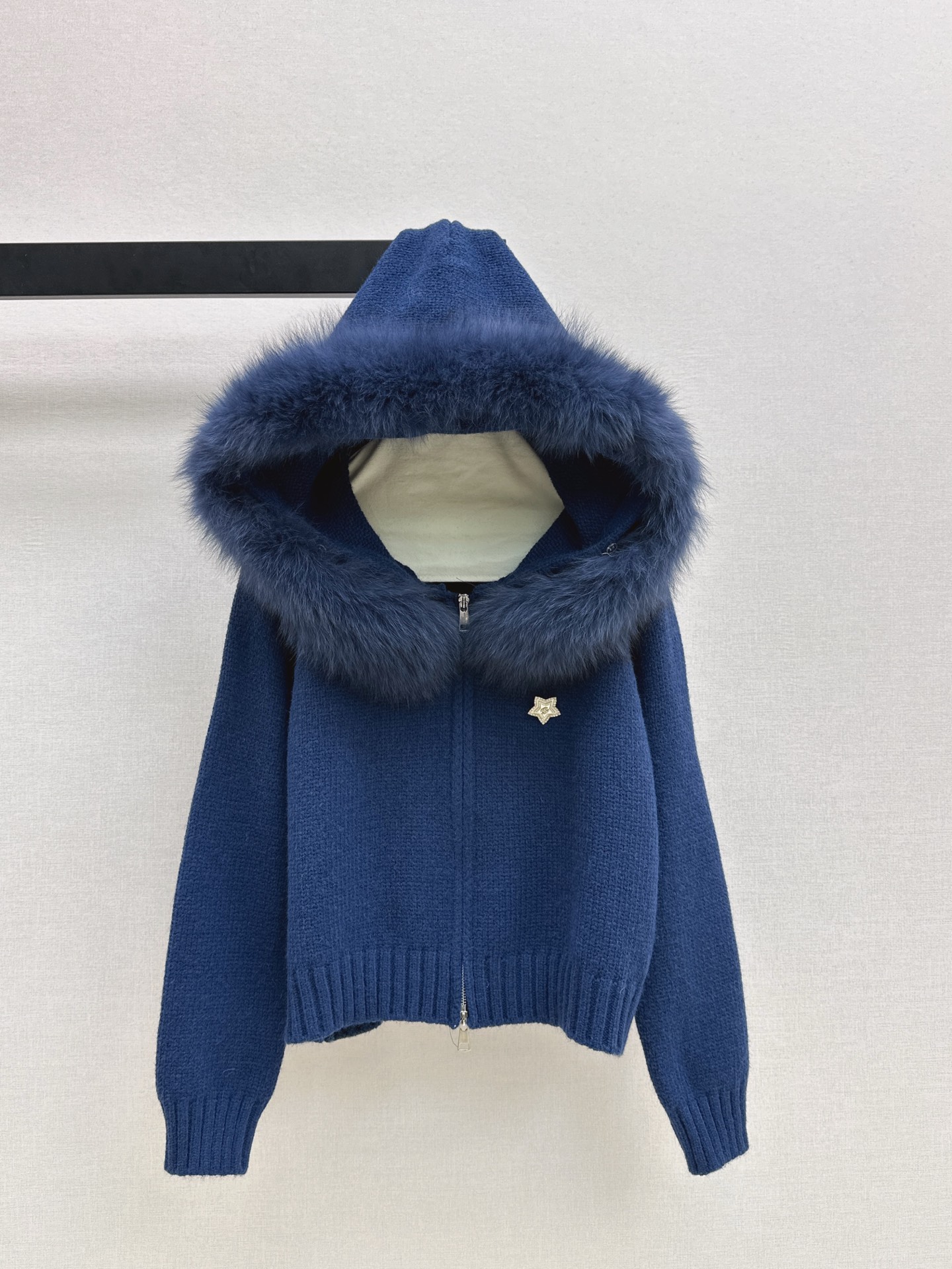 NO:610699,C Home 25Ss————The latest popular autumn and winter series fox fur collar jacket spliced ​​fox fur collar hooded cardigan is really the god of this autumn and winter. The upper body is comfortable and soft, slim and versatile. Every color is impeccable and perfect. Three colors are available for sale sml,,chanel,jackets & coats,hats,alexander wang19860909C家 25Ss————秋冬最新款爆单系列狐狸毛领外套拼接狐狸毛领的连帽开衫真的是这个秋冬的神 上身舒适软糯 显瘦又百搭 每个颜色都是无可挑剔完美 三色现货发售sml,,chanel,jackets & coats,hats,alexander wang,Women's clothing