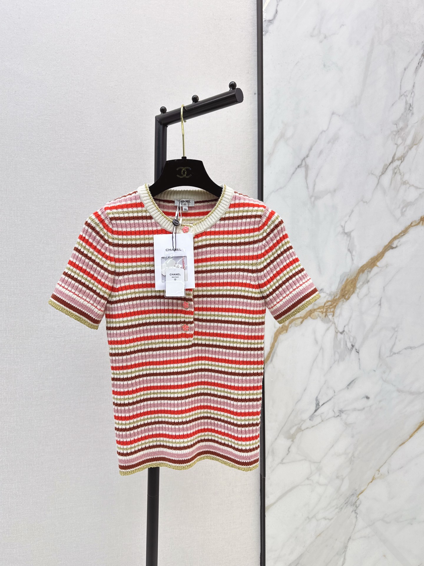 NO:609108,C Home 26Ss————The latest coco girl wear striped knitted short-sleeved sweater in early spring is made of custom silk wool yarn. The texture is high-grade and stretchy and comfortable. Round neck knitted short-sleeved version. Pink drip glaze rhinestone camellia button decoration. Half placket cut. Multi-color red, brown and pink stripes are interlaced all over the body. Contrast color design presents a youthful and charming style. Stretch slim fit. Comfortable and slimming.  One color ready for sale sml,,chanel,sweaters,T-shirt,alexander wang19860909C家 26Ss————早春最新款coco女孩穿搭条纹针织短袖毛衣定制丝毛纱线织造 质感高级弹力舒适 圆领针织短袖版型 粉色滴釉水钻山茶花纽扣装饰 半开襟剪裁 通体多色红棕粉条纹交错相织 撞色设计呈现青春魅力风格 弹力修身版型 穿搭舒适显瘦 一色现货发售sml,,chanel,sweaters,T-shirt,alexander wang,Women's clothing