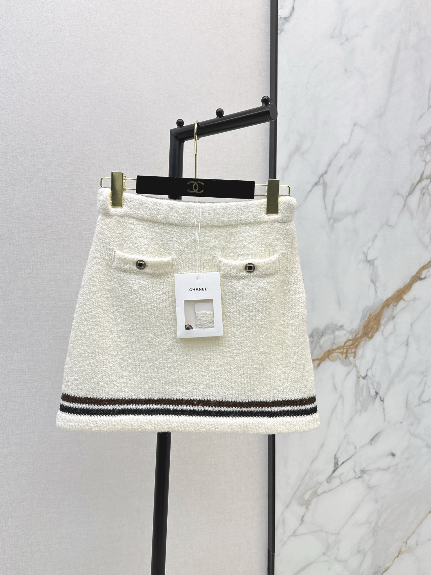 NO:609103,coco girl's outfit C home 26Ss - the latest 25N ski series plush skirt in early spring. Made of cashmere material. Soft and warm. A must-have for autumn and winter. Full marks for details. There are two pockets on the front. Practical button opening and closing for easy putting on and taking off. Striped design on cuffs and hem. Full of sportiness. Easily create a winter atmosphere. The ski series is highly seasonal. Recommended to match. One color ready for sale sml, chanel, skirts, alexander wang19860909coco女孩穿搭 C家 26Ss————早春最新款25N滑雪系列毛绒半裙 采用羊绒材质 柔软又保暖 秋冬必备 细节满分 正面有两个口袋 实用性强纽扣开合方便穿脱 袖口和下摆条纹设计 运动感十足 轻松打造冬日氛围感 滑雪系列季节性强 推荐一套搭配 一色现货发售sml,,chanel,skirts,alexander wang,Women's clothing