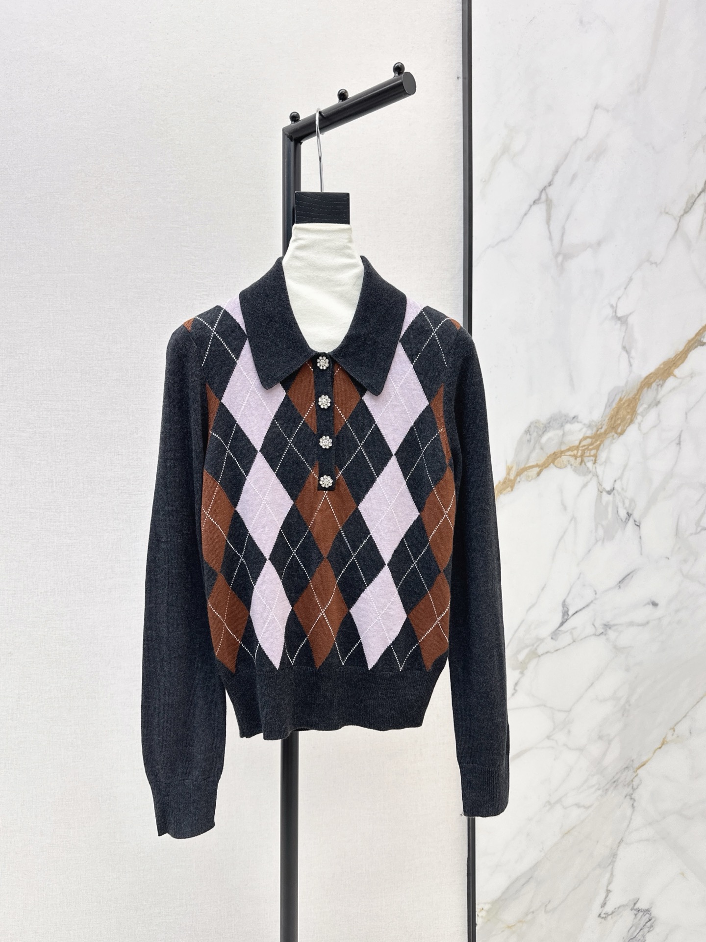 NO:609083,Age-reducing college style SP 25Ss————The latest gray and mixed color rhombus wool polo knitted sweater for autumn and winter. The contrasting rhombus pattern design is super eye-catching. It has a retro and high-end feel. The unique color tone is highly recognizable in the crowd, creating a soft and warm atmosphere. It makes people fall in love at a glance. One color ready for sale sml,, alexander wang19860909减龄学院风 SP 25Ss————秋冬最新款灰混色菱格纹绵羊毛polo针织毛衫撞色菱格纹设计超级吸睛 自带复古高级感 独特的色调在人群中辨识度超高营造出一种柔和温暖的氛围感 让人看一眼就心动 一色现货发售sml,,alexander wang,Women's clothing