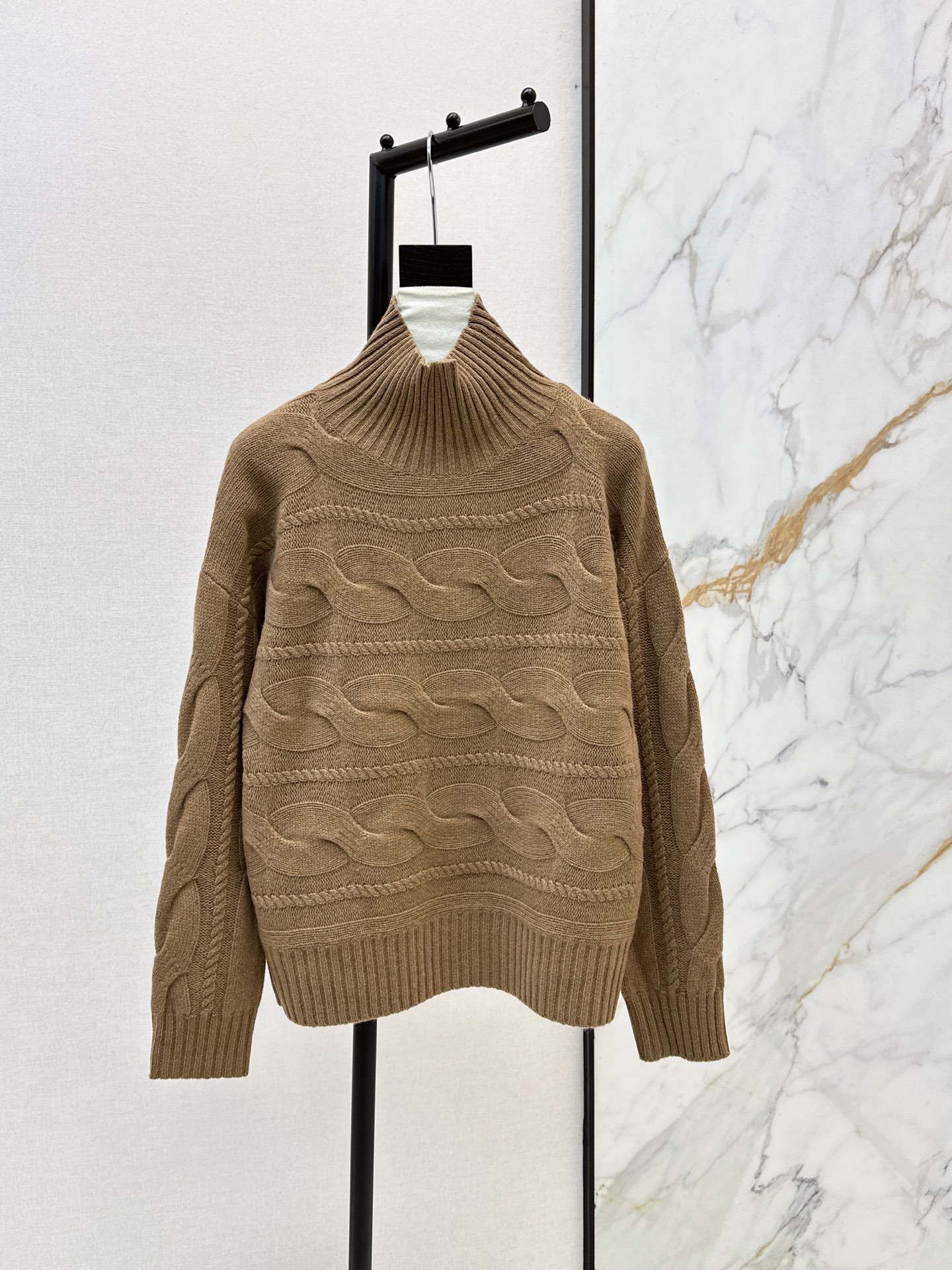 NO:609102,Exclusive model ~ Max 25Ss————The latest high-end lazy style turtleneck sweater in autumn and winter with high-neck button weave. Highly recommended ~~ The combination of large and small buttons will not look bloated. Dropped sleeves are loose-fitting design. Cashmere wool blended yarn. Real heavyweight and texture. Four colors are available in stock. sml,,sweaters,alexander wang19860909独家款～ Max 25Ss————秋冬最新款高级慵懒风高领毛衣高领钮花织法 重磅推荐 ～～大小钮花结合不会显得臃肿 落肩袖宽松版型设计 羊绒羊毛混纺纱线 实物重磅有质感 四色现货发售sml,,sweaters,alexander wang,Women's clothing