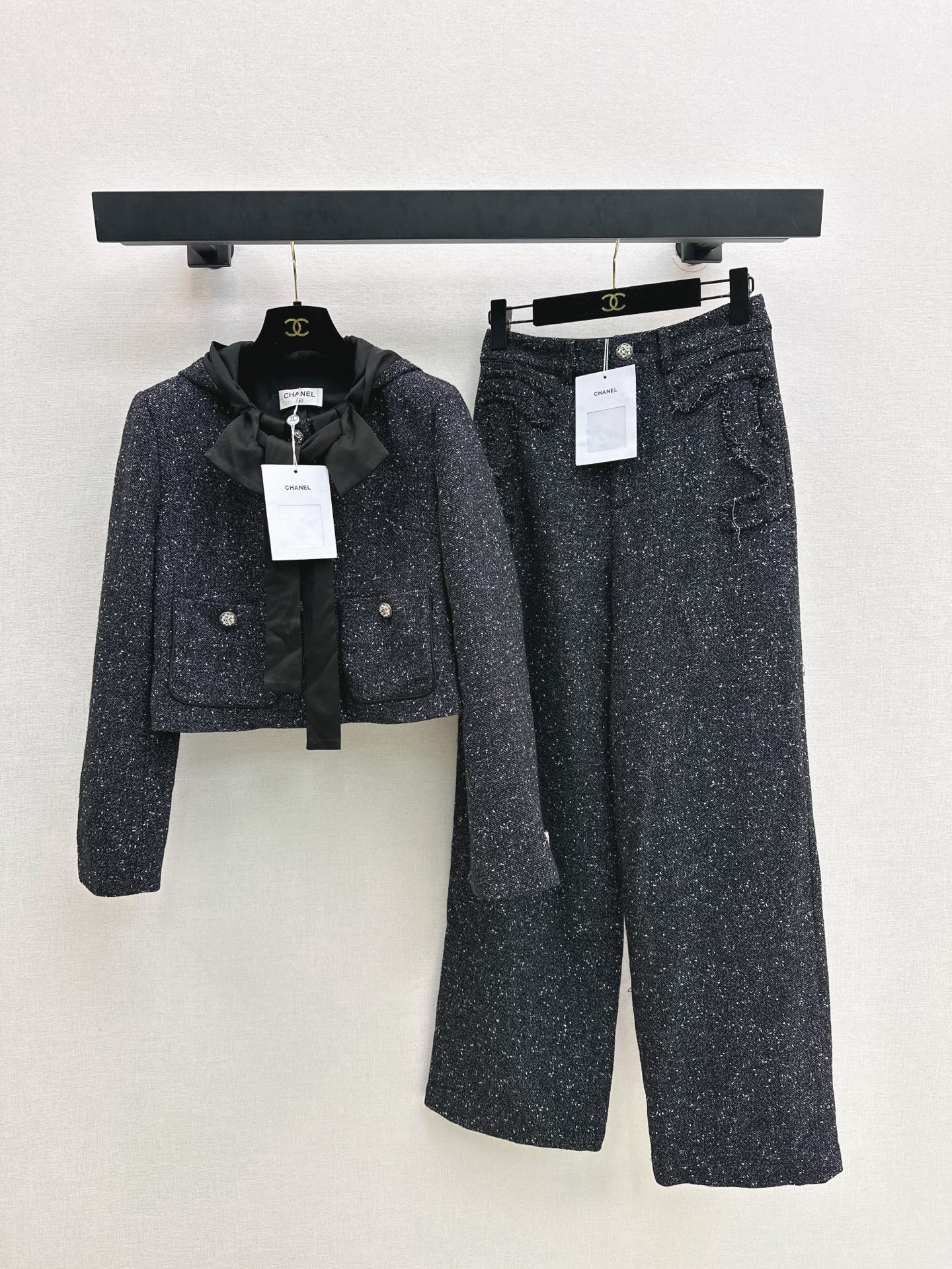 NO:609082,C Home 25Ss————The latest fragrant houndstooth tweed suit for autumn and winter. Short woven jacket + straight trousers. Beautiful high-end woven fabrics. The three-dimensional texture is full of exquisiteness. The upper body has a noble temperament. Customized buckle 3D three-dimensional tailoring version is very slim. It is practical and good-looking. French socialite style is elegant and high-end. A must-have for rich families. Developed in one color. Ready for sale sml. Outside,, chanel, jackets  & coats,alexander wang19860909C家 25Ss————秋冬最新款香风千鸟格粗纺花呢套装 短款编织外套+直筒裤 绝美高级编织面料实物超美 立体肌理感精致感满满 上身自带一种高贵气质 定制扣3D立体剪裁版型巨显瘦 实穿度高颜值也更高 法式名媛风优雅又高级 富家千金必备 一色分开发 现货发售sml 外,,chanel,jackets & coats,alexander wang,Women's clothing