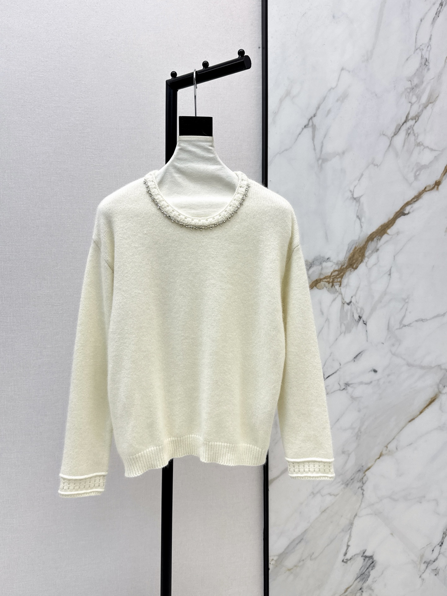 NO:609072,Exclusive launch of VLTN 25Ss - the latest all-match round neck sweater in autumn and winter. A must-have item for inner wear in winter. The upper body is lazy and fashionable. It is age-reducing and fashionable. The upper body is lazy and fashionable and super good-looking. Three colors are available for sale sml,,sweaters,alexander wang19860909独家首发 VLTN 25Ss———秋冬最新款百搭圆领毛衣冬天的内搭神器早秋必备单品 上身慵懒时髦感拉满 减龄又时髦 上身慵懒时髦超好看 三色现货发售sml,,sweaters,alexander wang,Women's clothing