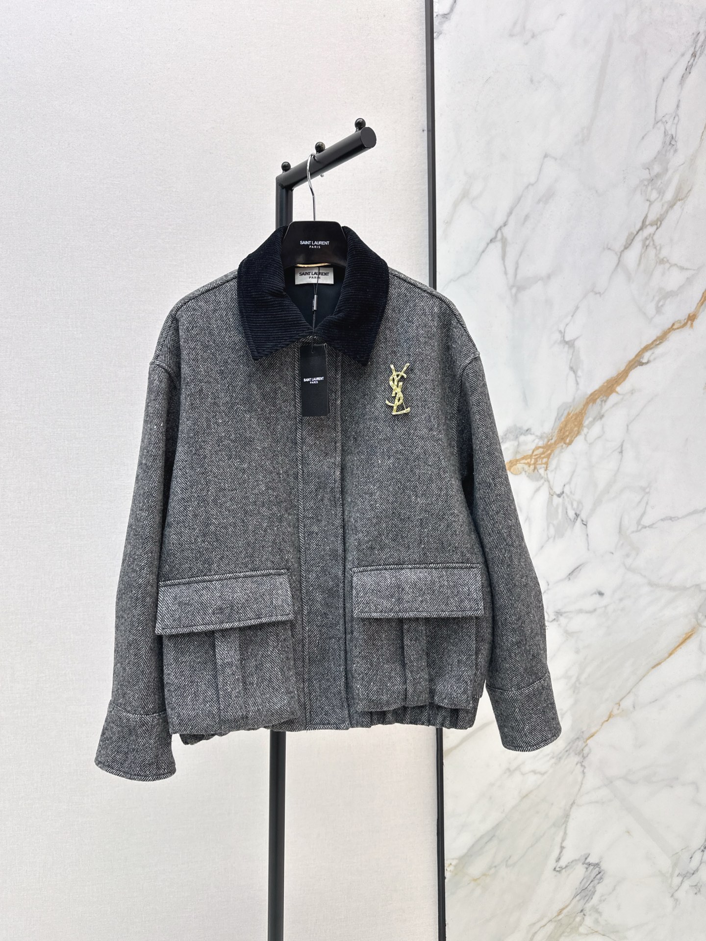 NO:609905,360SL 25Ss————The latest herringbone velvet lapel jacket in autumn and winter is an instant hit after shipment. The special material has a sense of texture. Every small detail is paid great attention to. Just the right sense of high-end. Three-dimensional tailoring makes the upper body of the garment more refined and stylish. Open-mold custom decoration. Available in one color. SML with brooch, loro piana, jackets & coats, brooch, breastpin, alexander wang19860909360SL 25Ss————秋冬最新款人字纹丝绒翻领外套出货即爆单 特殊材质有肌理感 每个小细节都非常注重 恰到好处的高级感 立体剪裁 让成衣上身更为精致洋气 开模定制装饰 一色现货发售sml配胸针,,loro piana,jackets & coats,brooch，breastpin,alexander wang,Women's clothing