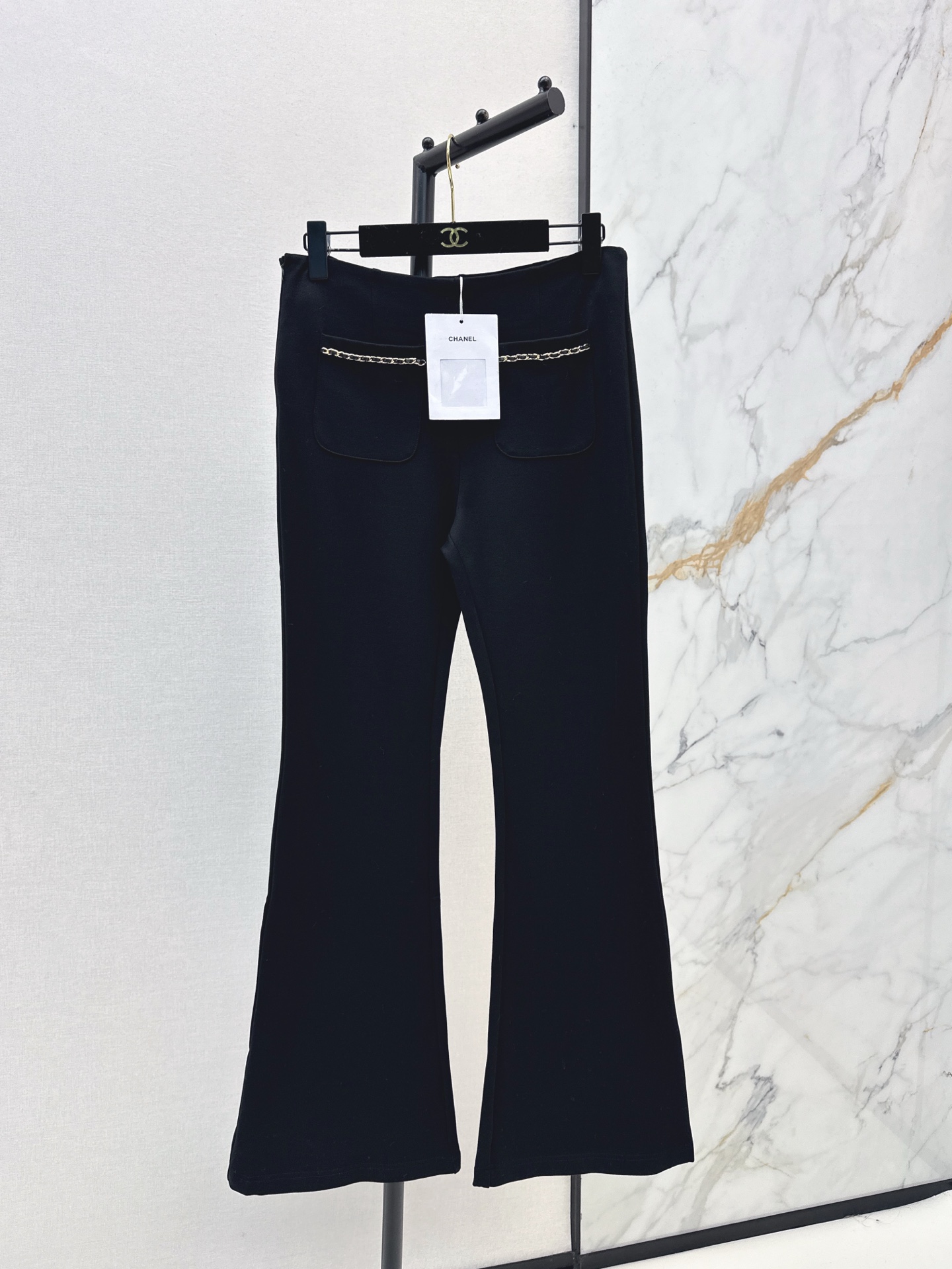 NO:609900,C Family 25Ss————The latest new style of versatile boot-cut trousers for autumn and winter. Not picky about body shape requirements. The upper body is particularly good!  The style of the matching is also very versatile. Exquisite advanced customization. The texture of the fabric is awesome. The upper body is cool and handsome, reducing age and fashionable. One color is available for sale sml,,chanel,alexander wang19860909C家 25Ss————秋冬最先新款百搭微喇长裤 不挑剔身形要求 上身特别赞！搭配的风格也很通吃 精致高级定制 富有肌理感的面料质感超赞 上身酷帅减龄时髦精 一色现货发售sml,,chanel,alexander wang,Women's clothing