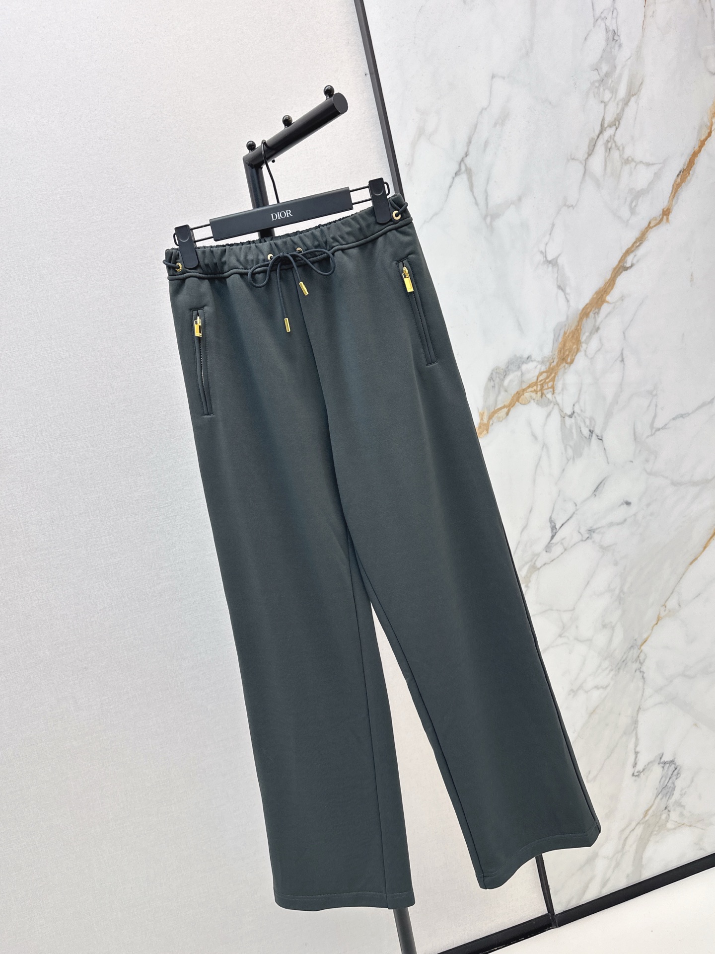 NO:609893,CD 25Ss————The latest elastic waist casual trousers for autumn and winter. Both colors are excellent. You are not picky about your body shape. The upper body is particularly great!  The style of the matching is also very versatile. Exquisite and advanced customization. The texture of the textured fabric is awesome. Retro and elegant. The upper body is cool and handsome, age-reducing and fashionable. Two colors are available for sale sml,, alexander wang19860909CD 25Ss————秋冬最新款松紧腰休闲长裤 两色都很优秀 不挑剔身形要求 上身特别赞！搭配的风格也很通吃 精致高级定制 富有肌理感的面料质感超赞 复古优雅 上身酷帅减龄时髦精 两色现货发售sml,,alexander wang,Women's clothing