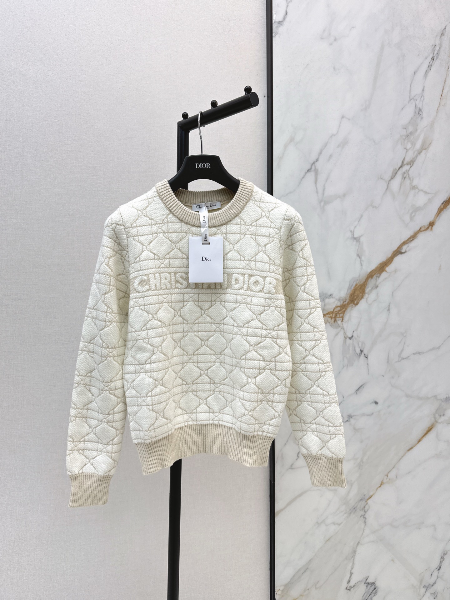 NO:609887,Exclusive first CD 25Ss - the latest cannage pattern slip-on wool sweater for autumn and winter, 100% wool texture, soft and glutinous, full of exquisiteness. The texture of the fabric is soft but not sagging. The upper body is three-dimensional and stylish. It can easily reduce age in daily life. It looks good with all kinds of skirts and trousers~~ Two colors are available in stock sml, skirts, sweaters, alexander wang19860909独家首发 CD 25Ss———秋冬最新款藤格纹套脚羊毛毛衣百分百羊毛质地质感软糯满满的精致感 织面质感柔软又不失筋骨 上身立体有型 日常轻松减龄 搭配各式裙装裤装都好看～～两色现货发售sml,,skirts,sweaters,alexander wang,Women's clothing