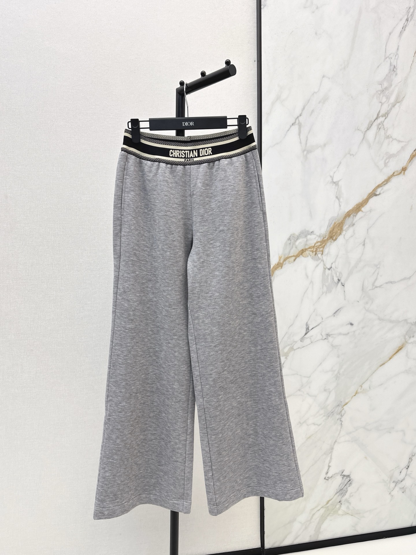 NO:609878,CD 25Ss————The latest style of autumn and winter logo letter web plus velvet straight pants. Both colors are excellent. You are not picky about your body shape. The upper body is particularly great!  The style of the matching is also very versatile. Exquisite and advanced customization. The texture of the textured fabric is awesome. Retro and elegant. The upper body is cool and handsome, age-reducing and fashionable. Two colors are available for sale sml,, alexander wang19860909CD 25Ss————秋冬最新款logo字母织带加绒直筒裤两色都很优秀 不挑剔身形要求 上身特别赞！搭配的风格也很通吃 精致高级定制 富有肌理感的面料质感超赞 复古优雅 上身酷帅减龄时髦精 两色现货发售sml,,alexander wang,Women's clothing