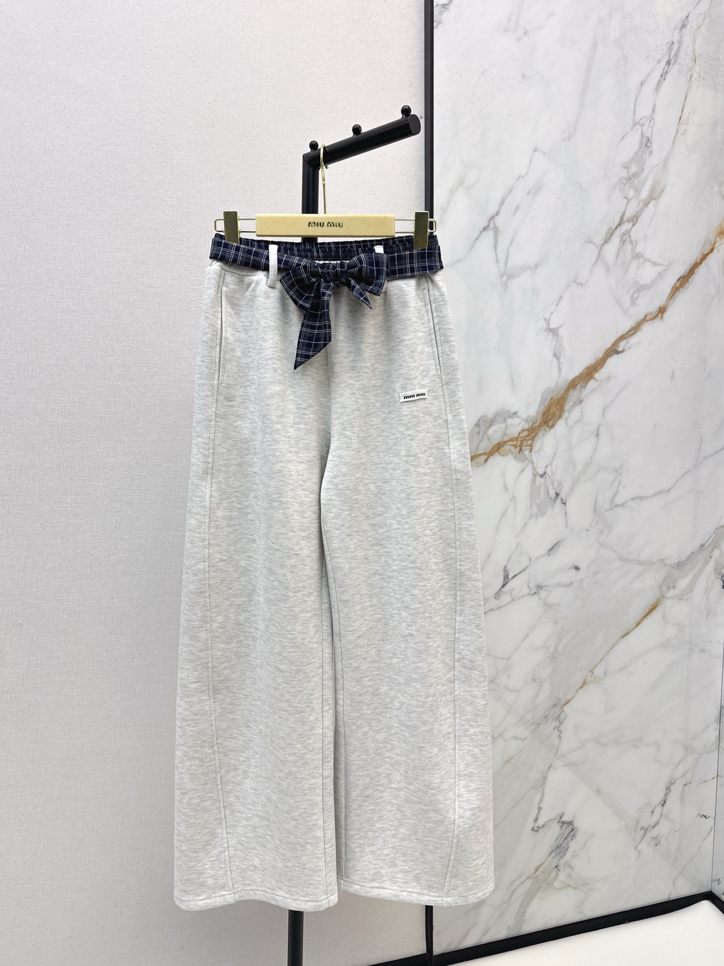 NO:609873,Miu 25Ss——————The latest casual velvet trousers with splicing method for autumn and winter. Both colors are excellent. You are not picky about your body shape. The upper body is particularly great!  The style of the matching is also very versatile. Exquisite advanced customization. The texture of the textured fabric is awesome. Retro and elegant. The upper body is cool and handsome, and it is trendy and stylish. Two colors are available for sale now. SML, Miumiu, Alexander Wang19860909Miu 25Ss—————秋冬最新款拼接做法休闲加绒长裤 两色都很优秀 不挑剔身形要求 上身特别赞！搭配的风格也很通吃 精致高级定制 富有肌理感的面料质感超赞 复古优雅 上身酷帅减龄时髦精 两色现货发售sml,,miumiu,alexander wang,Women's clothing