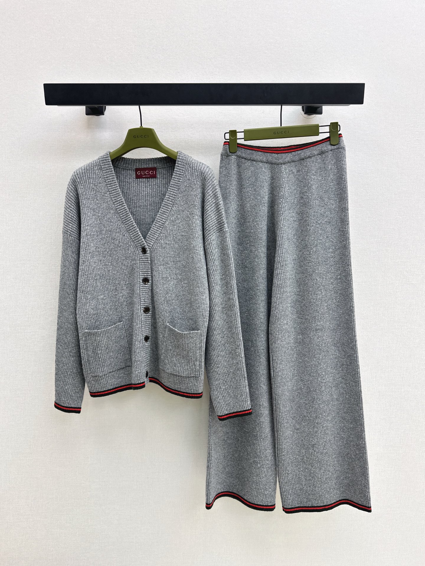 NO:609867,Cardigan trousers Gu 25Ss - the latest ladylike suit in autumn and winter, contrasting color pocket knitted cardigan + trousers. Customized wool yarn weaving. High-grade, comfortable and soft texture. V-neck knitted cardigan cut. Full-body vertical pit strip knitted texture. Easily highlights full details and texture. Full sense of drape. Upper and lower hemming echoes exquisite style. Makes the outfit elegant and fashionable. Developed in one color. Ready for sale sml,,alexander wang19860909开衫长裤Gu 25Ss————秋冬最新款名媛气质套装撞色口袋针织开衫+长裤 定制羊毛纱线织造 质感高级舒适柔软 V领针织开衫剪裁 通体竖坑条针织纹理 轻松突出满分细节质感 垂坠感十足 上下包边呼应精致有格调 让穿搭优雅时髦 一色分开发 现货发售sml,,alexander wang,Women's clothing