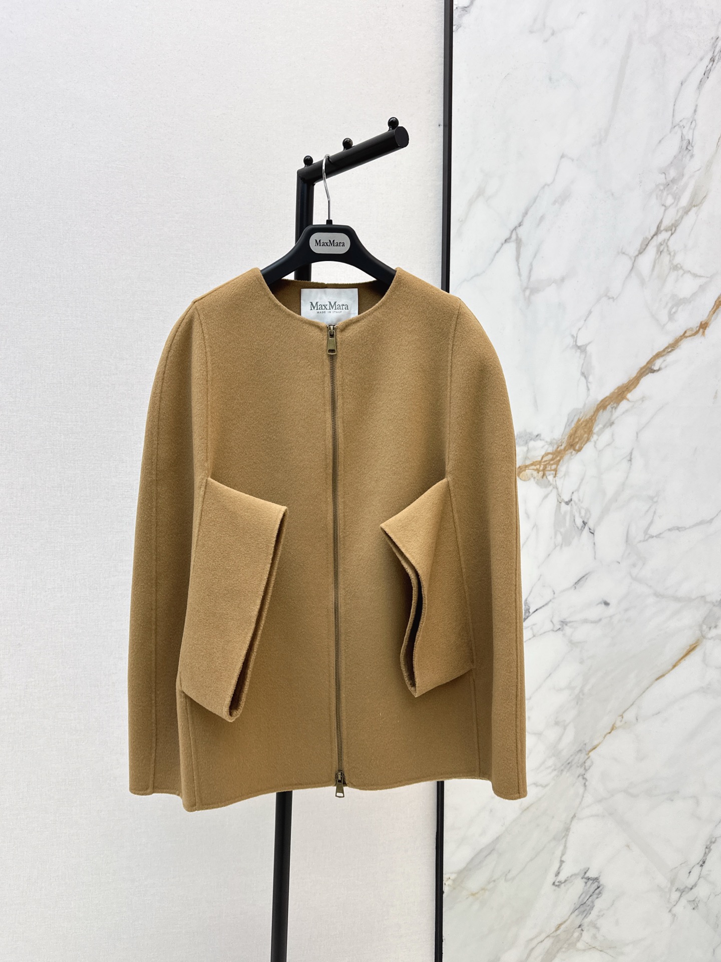 NO:609892,Equipped with dust bag, high-end minimalist style Max 25Ss————The latest bat-sleeve cape coat for autumn and winter, customized with 10% cashmere and 90% wool fabric. The texture is delicate and wide. The original tailoring is perfect and easy to control. The classic upper body is extremely elegant and casual and high-end. Three colors are available for sale now sml,, alexander wang19860909配防尘袋高级极简风 Max 25Ss————秋冬最新款蝙蝠袖斗篷大衣定制10羊绒90羊毛呢面料 质感细腻挺阔 原版剪裁版型完美轻松驾驭 经典上身极致优雅的随性高级感 三色现货发售sml,,alexander wang,Women's clothing