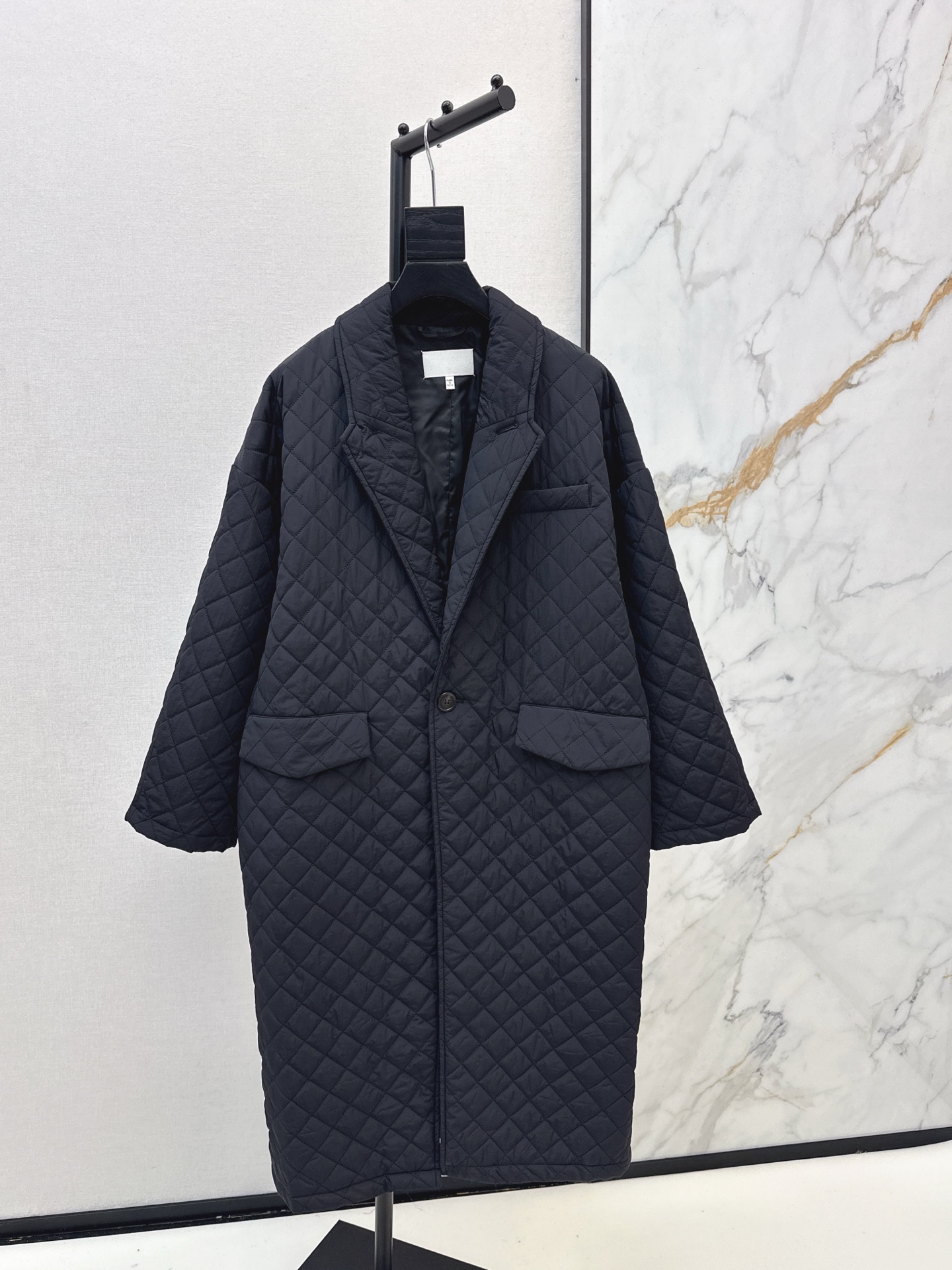 NO:609888,Yang Mi's same style Mm～6 25Ss————Latest autumn and winter diamond check black long loose cotton jacket back collar logo white thread needle embroidery low-key and fashionable striped lining cuffs splicing details embellishment suit collar single-breasted design style British style versatile and handsome light warm fabric one color ready for sale sml,, jackets & coats, business suit, alexander wang19860909杨幂同款 Mm～6 25Ss————秋冬最新款菱形格黑色长款宽松棉服外套后领标志白线针绣低调又时髦 条纹里衬袖口拼接细节点缀西装领单排扣设计版型英伦风百搭又帅气 轻盈保暖面料 一色现货发售sml,,jackets & coats,business suit,alexander wang,Women's clothing