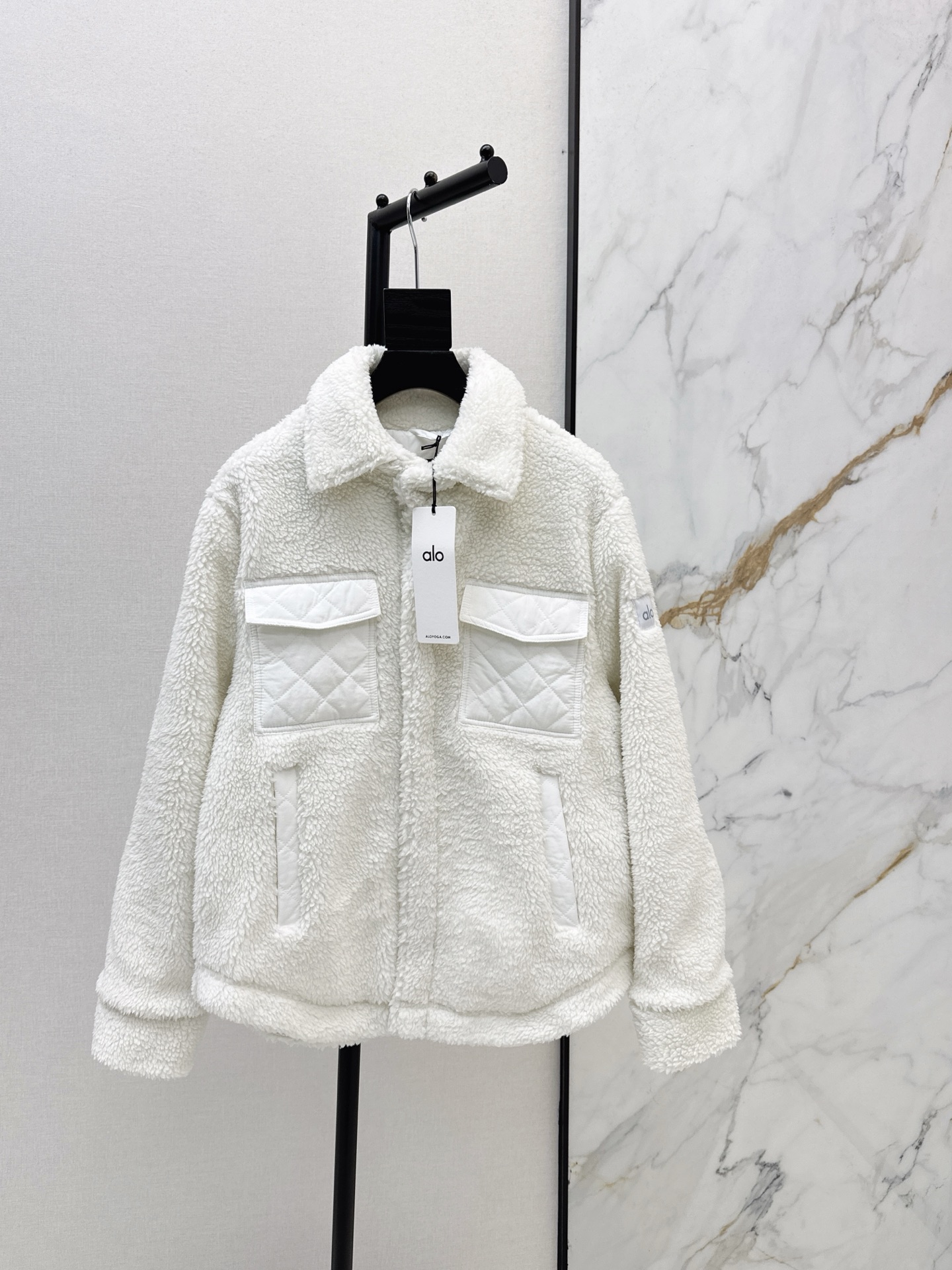 NO:609882,Alo 25Ss - the latest autumn and winter Teddy lapel snap-button cotton jacket. Customized Teddy lamb wool material. Excellent garment texture and appearance. Lapel stand-up collar, two-wear hidden snap-button design. Easy to put on and take off to change styles at will. Big Teddy plush texture is fashionable and age-reducing. Symmetrical diamond pattern flap nylon pockets on the chest echo the collage at the elbows. Collision fabrics create a sense of layering to enhance the style. Three colors available for sale sml,,jackets &  coats,alexander wang19860909Alo 25Ss————秋冬最新款泰迪翻领按扣棉服外套 定制泰迪羊羔毛材质 成衣质感品相绝佳 翻领立领两穿隐藏式按扣设计 穿脱方便随意变换造型 大身泰迪毛绒肌理时尚减龄 胸前对称菱格纹翻盖尼龙口袋与手肘位置拼贴呼应 碰撞面料形成层次感 提升穿搭格调 三色现货发售sml,,jackets & coats,alexander wang,Women's clothing