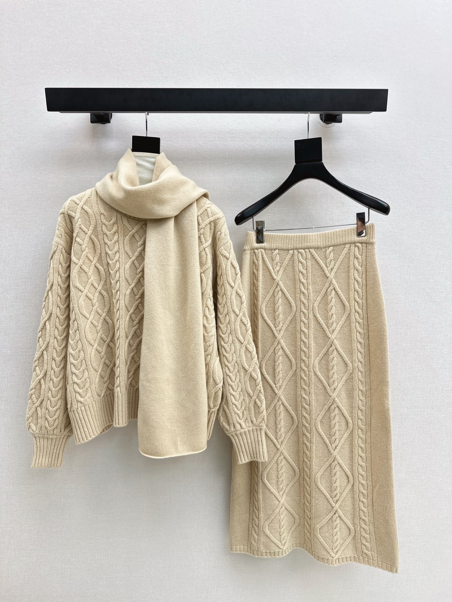 NO:609862,Recommended hot item: Max 25Ss - the latest high-end old-money style lazy suit for autumn and winter. Scarf + classic loose lazy sweater + elastic waist skirt. 100% wool fabric. The texture is soft and delicate and does not scratch the skin. A fashionable and casual set. Highly recommended for daily wear. The fit-fitting version will not make the upper body bloated. It is very eye-catching. It is also a fashionable item to match separately. Available in one set.  Two colors ready for sale sml,,skirts,alexander wang19860909爆单款推荐 Max 25Ss————秋冬最新款高级老钱风慵懒套装 围巾+经典宽松慵懒针织衫+松紧腰半裙 百分百羊毛面料 质感柔软细腻不扎皮肤 时髦休闲范的一套搭配 日常穿很推荐 比较合体的版型 上身不会臃肿 非常吸睛 分开搭配也是时髦单品 一套出 两色现货发售sml,,skirts,alexander wang,Women's clothing