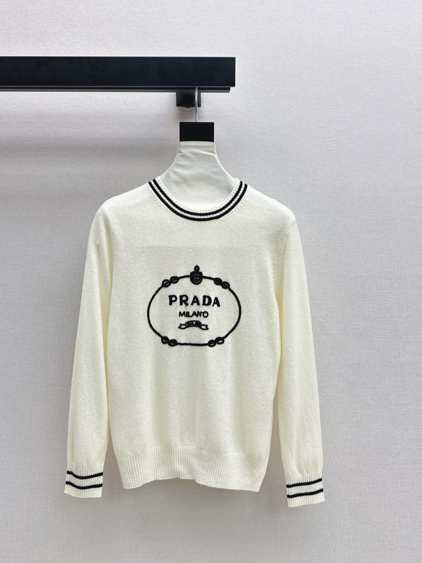 NO:609858,D 25Ss————The latest simple pullover crew neck sweater for autumn and winter. Knitted wool material. Round neck short version. The upper body can be easily divided to make the body proportions look slimmer and taller. Juejuezi. Solid color, simple and low-key, full of luxury. Daily casual and versatile item. Three colors available for sale sml,,sweaters,alexander wang19860909D 25Ss————秋冬最新款简约套头圆领毛衣 针织羊毛材质 圆领短款版型上身轻松分割身材比例显瘦显高 绝绝子 纯色简洁低调奢侈味十足 日常休闲百搭单品 三色现货发售sml,,sweaters,alexander wang,Women's clothing