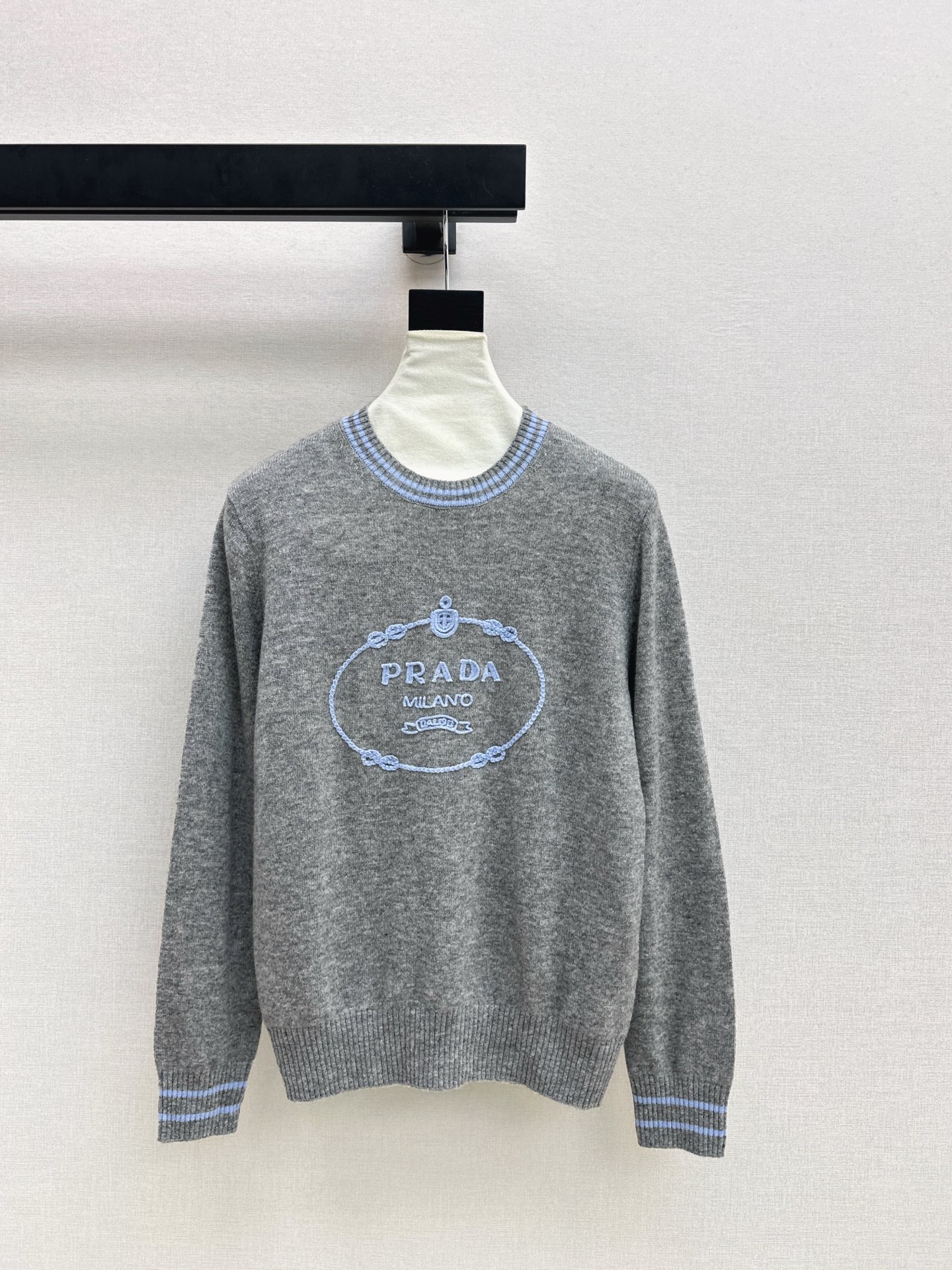 NO:609854,PD 25Ss————The latest simple pullover crew neck sweater for autumn and winter. Knitted wool material. Round neck short version. The upper body can be easily divided to make the body proportions look slimmer and taller. Juejuezi. Solid color, simple and low-key, full of luxury. Daily casual and versatile item. Three colors available for sale sml,,sweaters,alexander wang19860909PD 25Ss————秋冬最新款简约套头圆领毛衣 针织羊毛材质 圆领短款版型上身轻松分割身材比例显瘦显高 绝绝子 纯色简洁低调奢侈味十足 日常休闲百搭单品 三色现货发售sml,,sweaters,alexander wang,Women's clothing